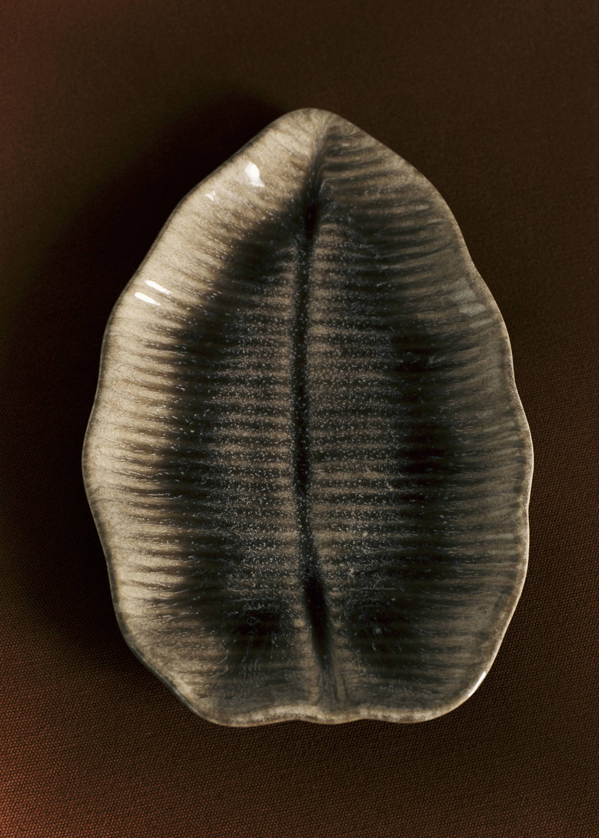 Stoneware leaf dish — Medium Brown