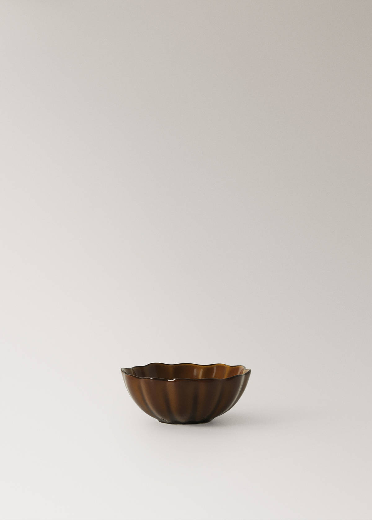 Wavy stoneware bowl — Chocolate