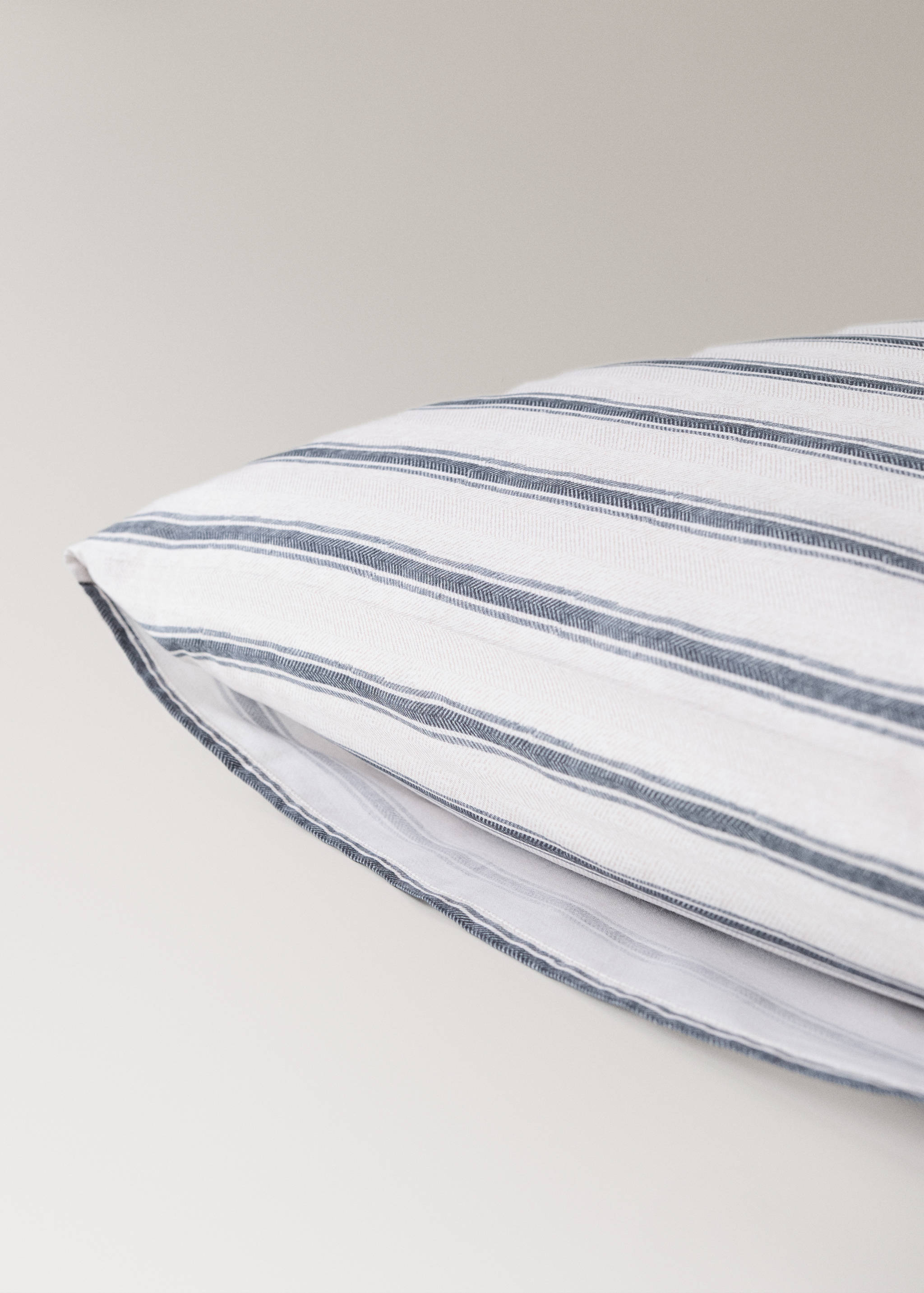 Pack of 2 cotton striped pillowcases 60x60cm - Details of the article 2