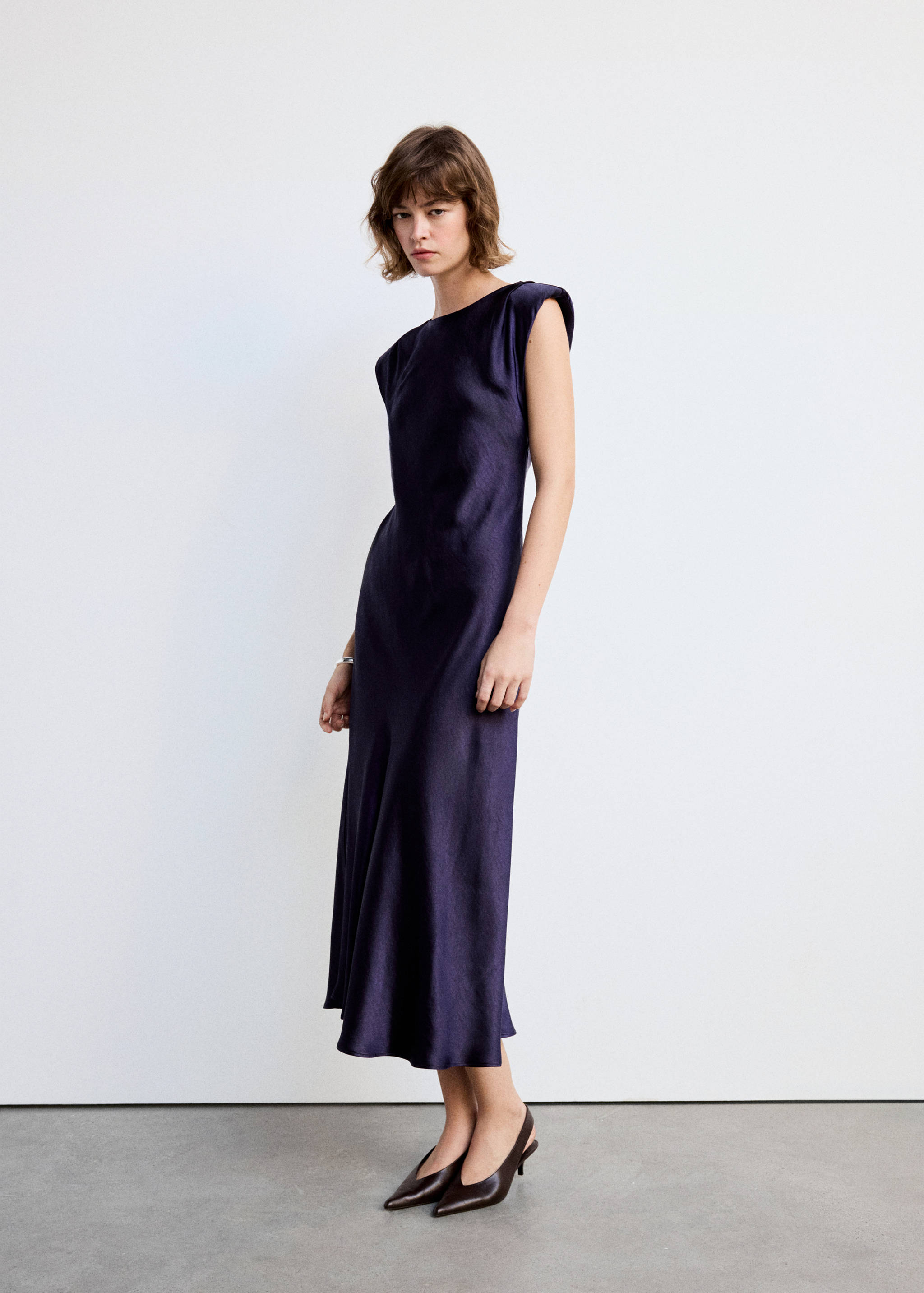 Vestido satinado hombreras - Plano general