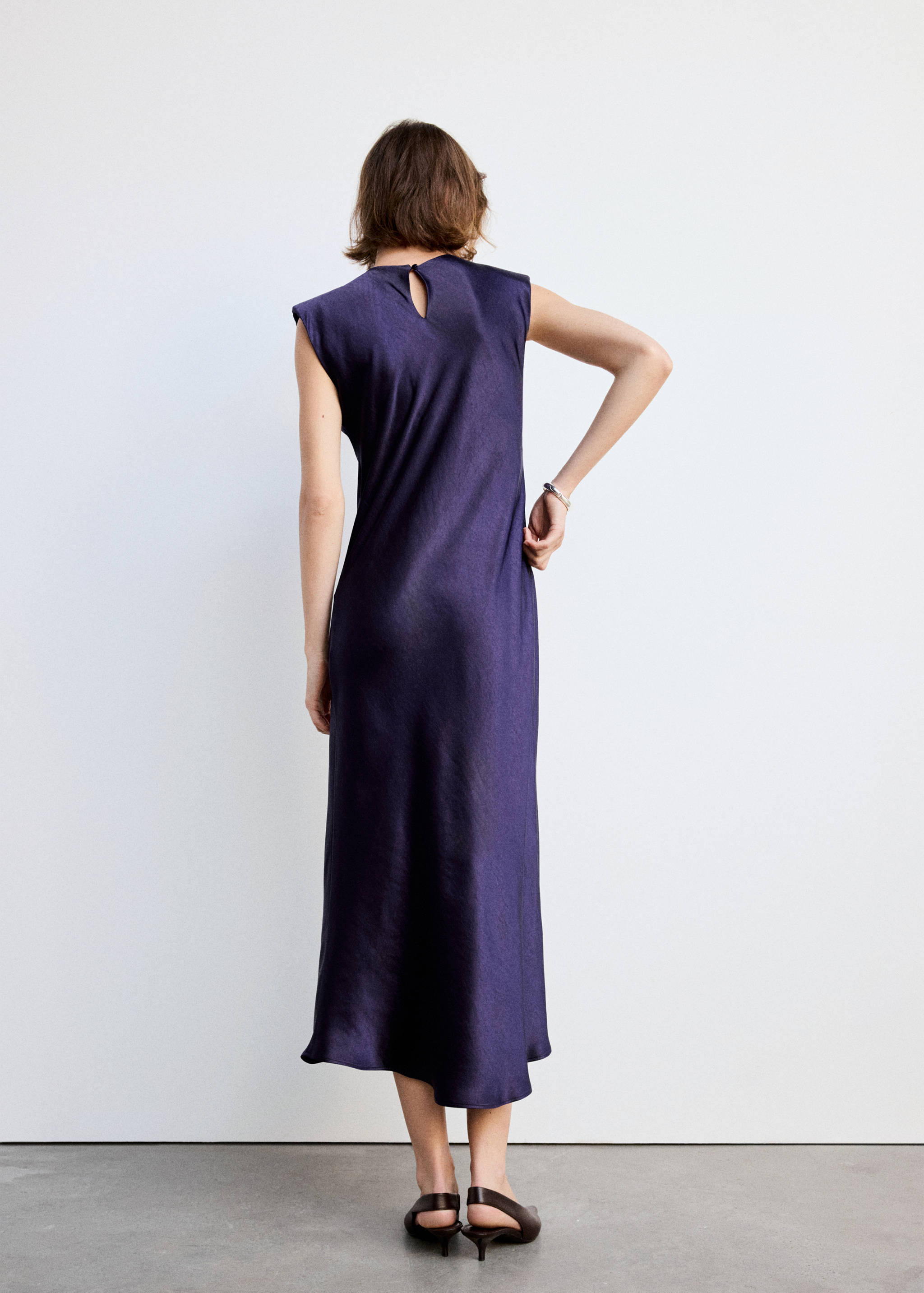 Vestido satinado hombreras - Reverso del artículo