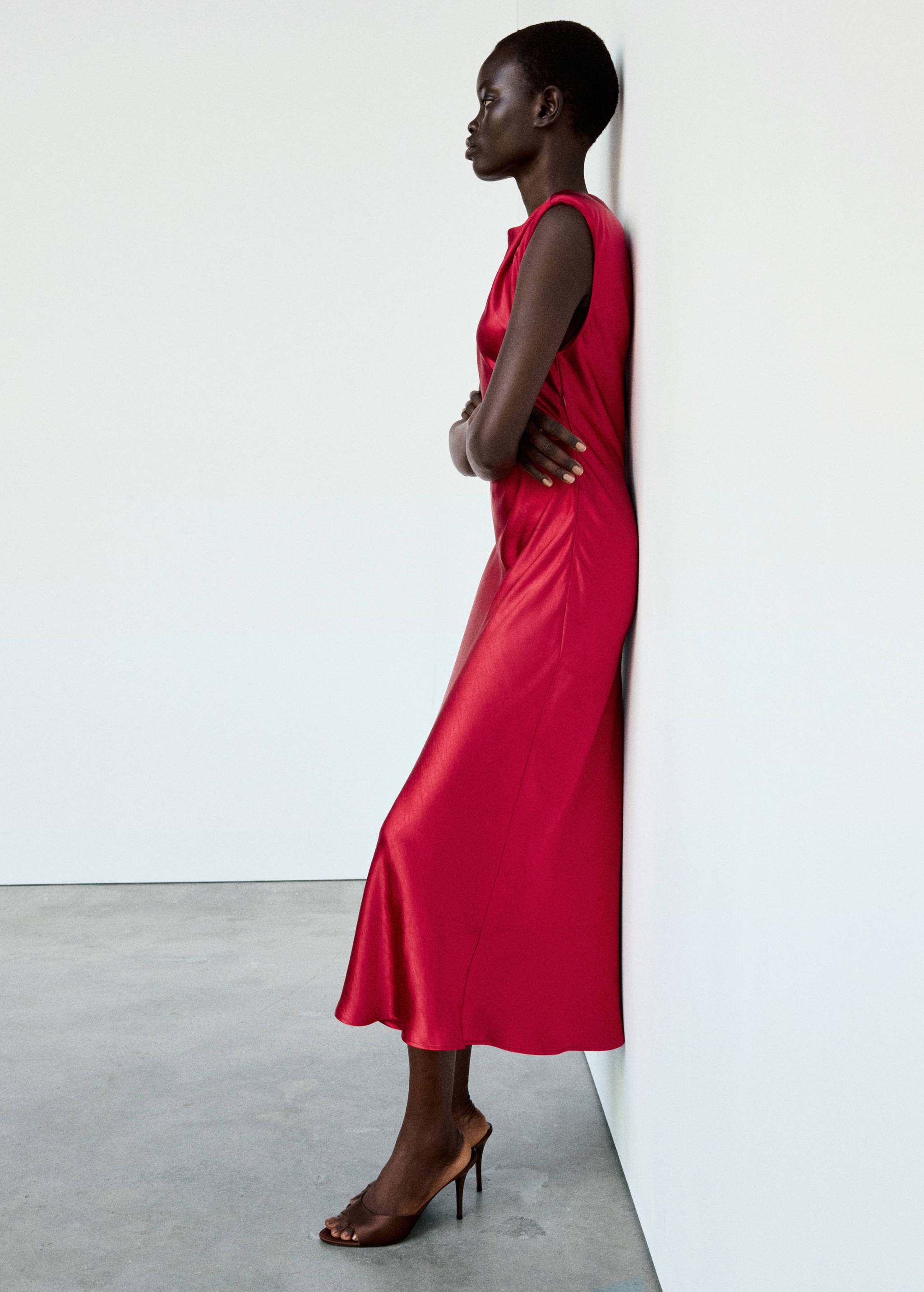 Robe satinée épaulettes - Plan général