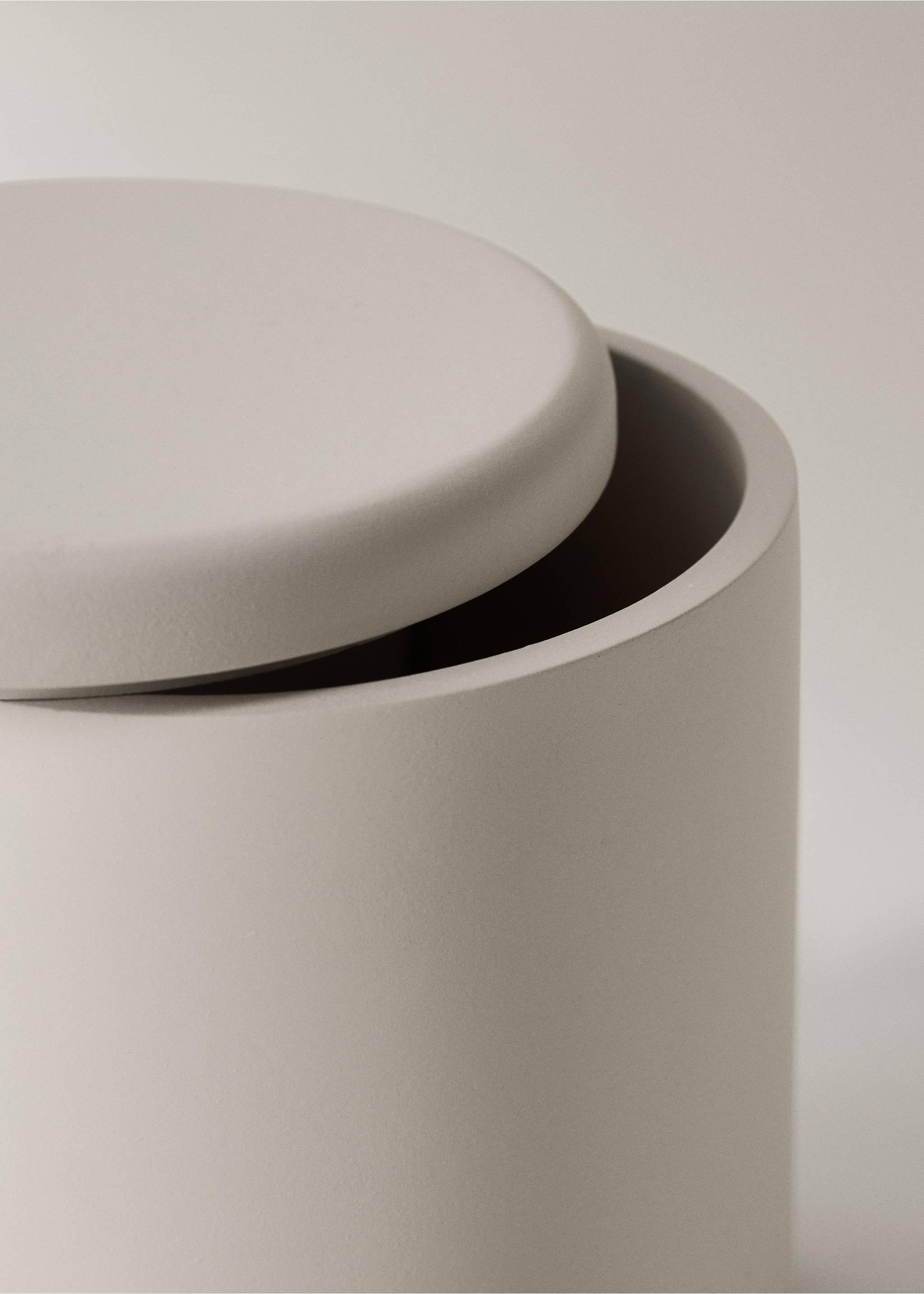Resin bathroom container - Details of the article 2, Ecru. Ref: 37023865-00.