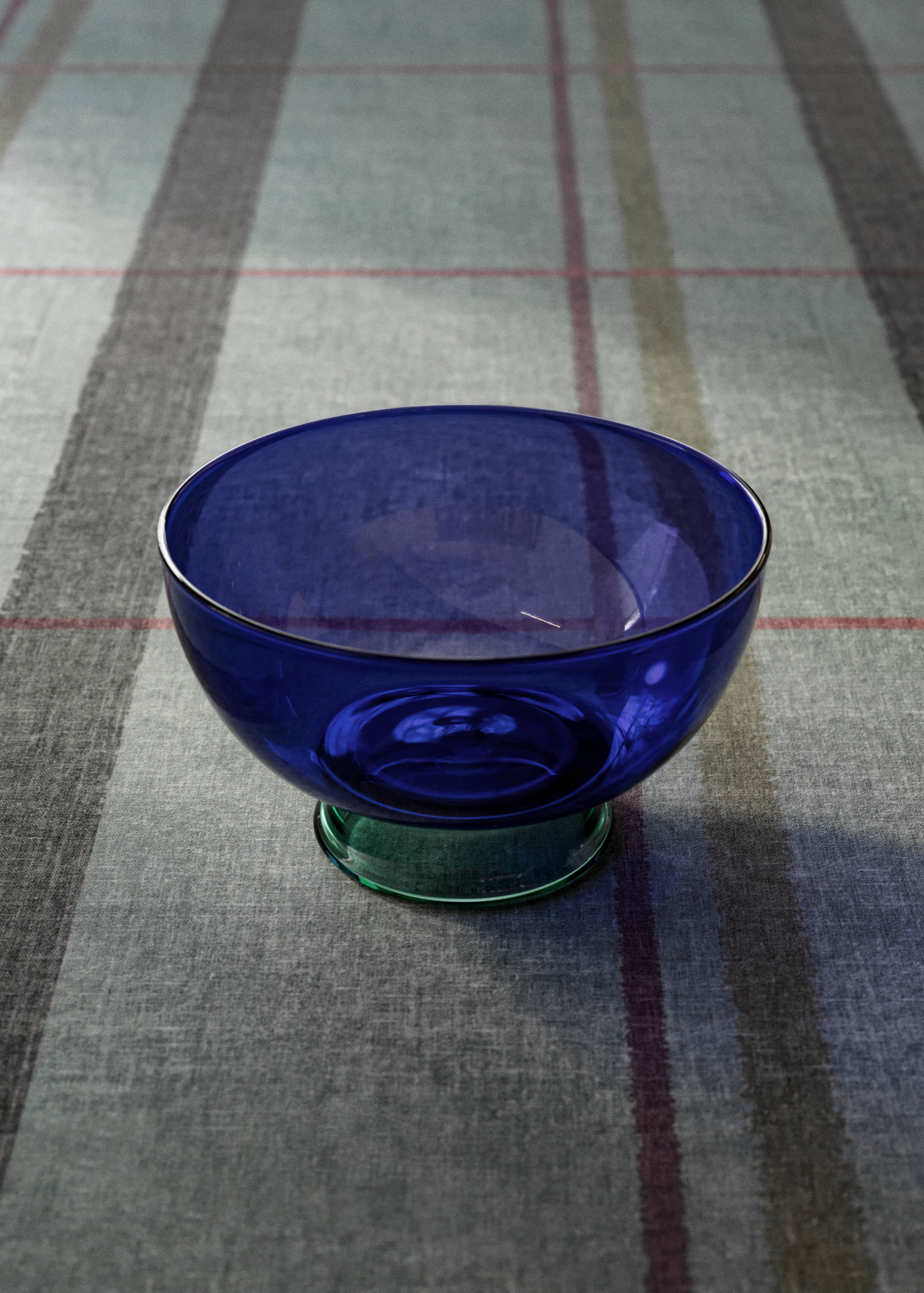 Bicolour semi-transparent crystal bowl - General plane