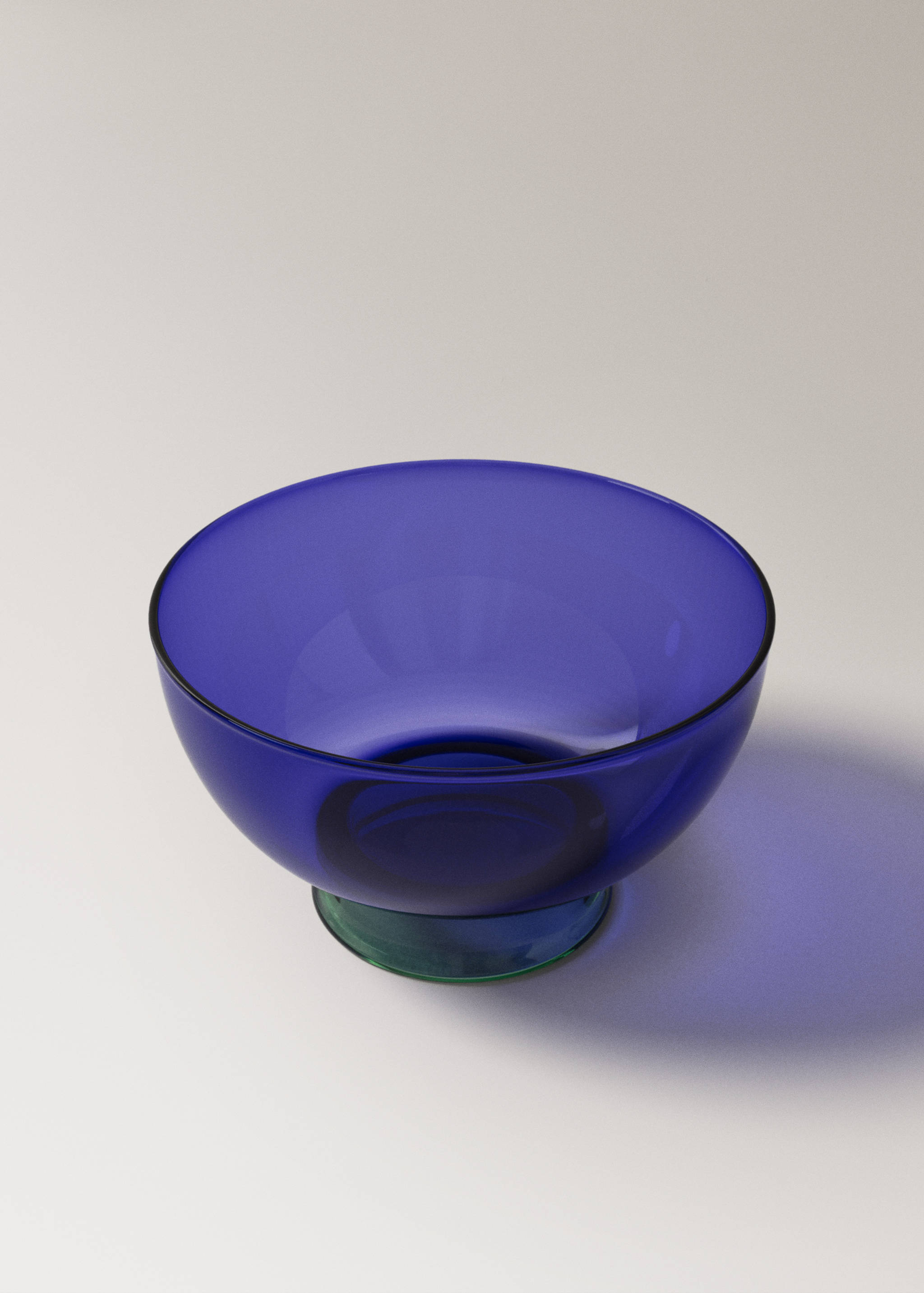 Bicolour semi-transparent crystal bowl - Details of the article 2