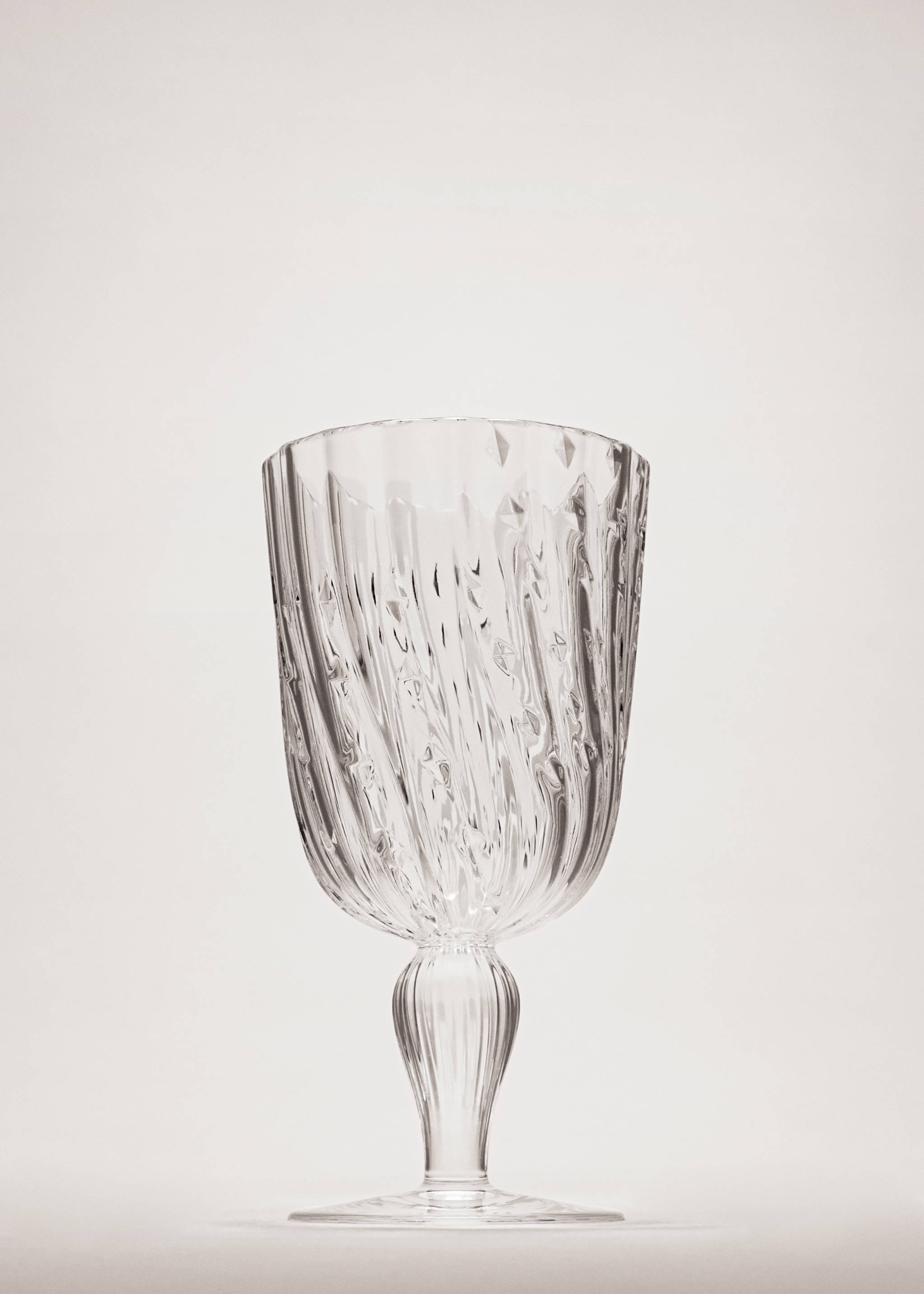 Embossed glass goblet - General plane