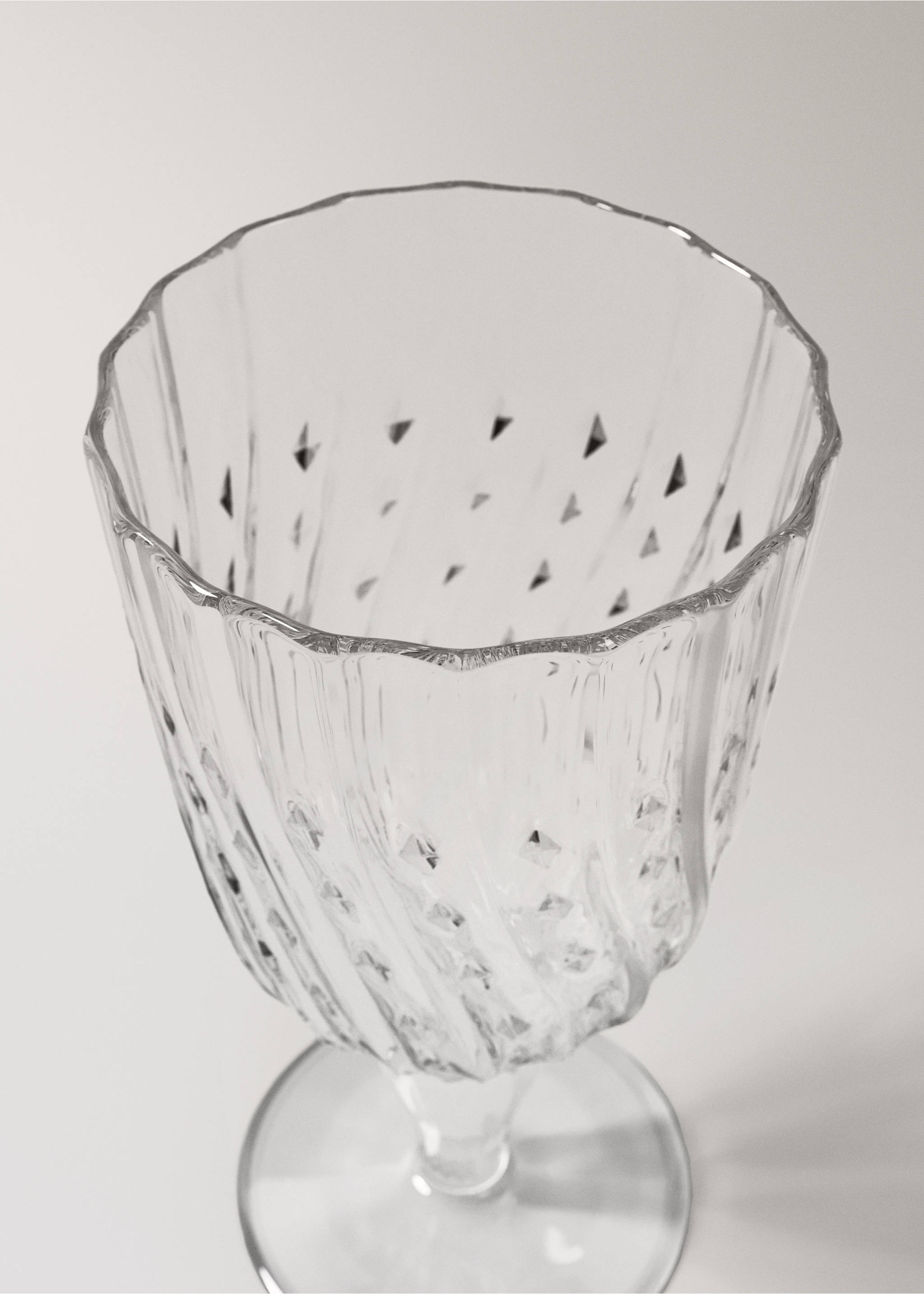 Embossed glass goblet - Details of the article 1, Black. Ref: 37023869-00.