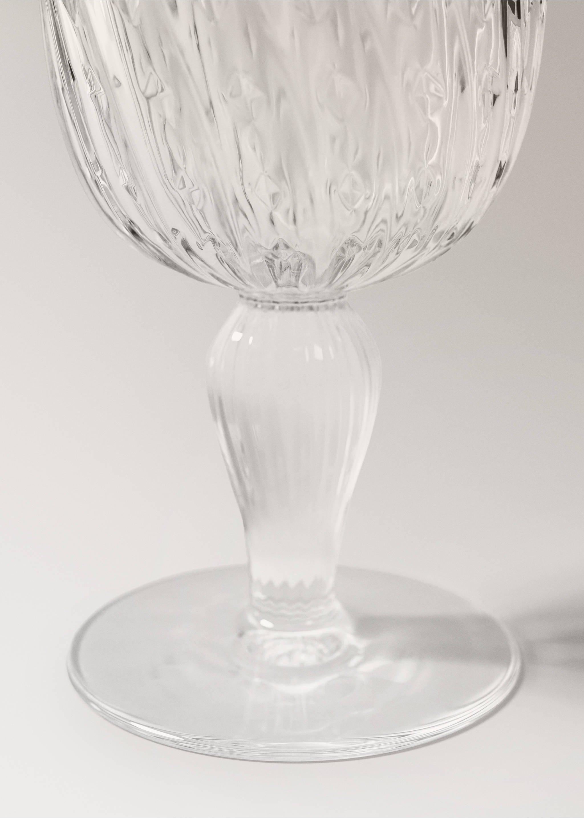 Embossed glass goblet - Details of the article 2, Black. Ref: 37023869-00.