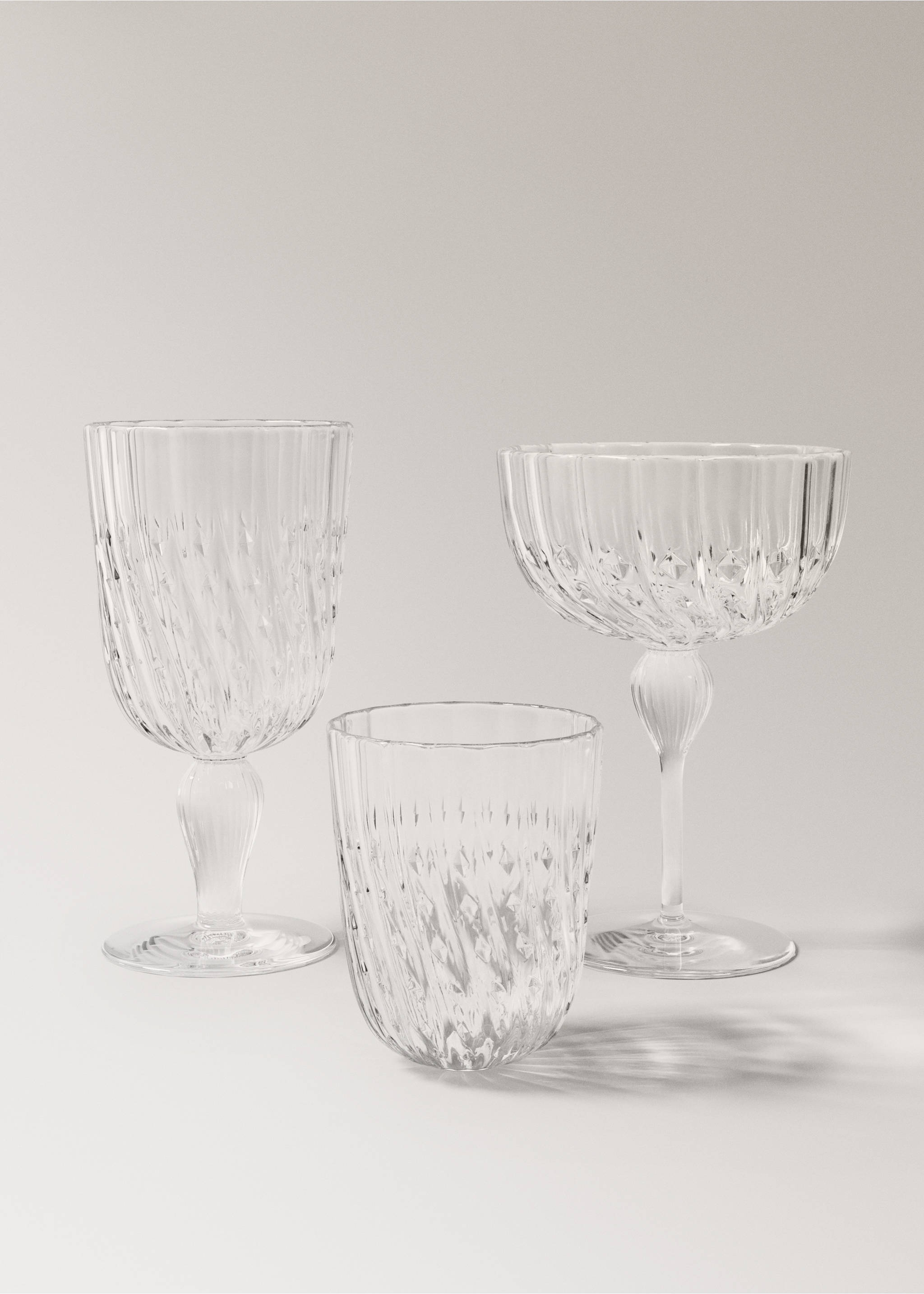 Embossed glass goblet - Details of the article 3, Black. Ref: 37023869-00.
