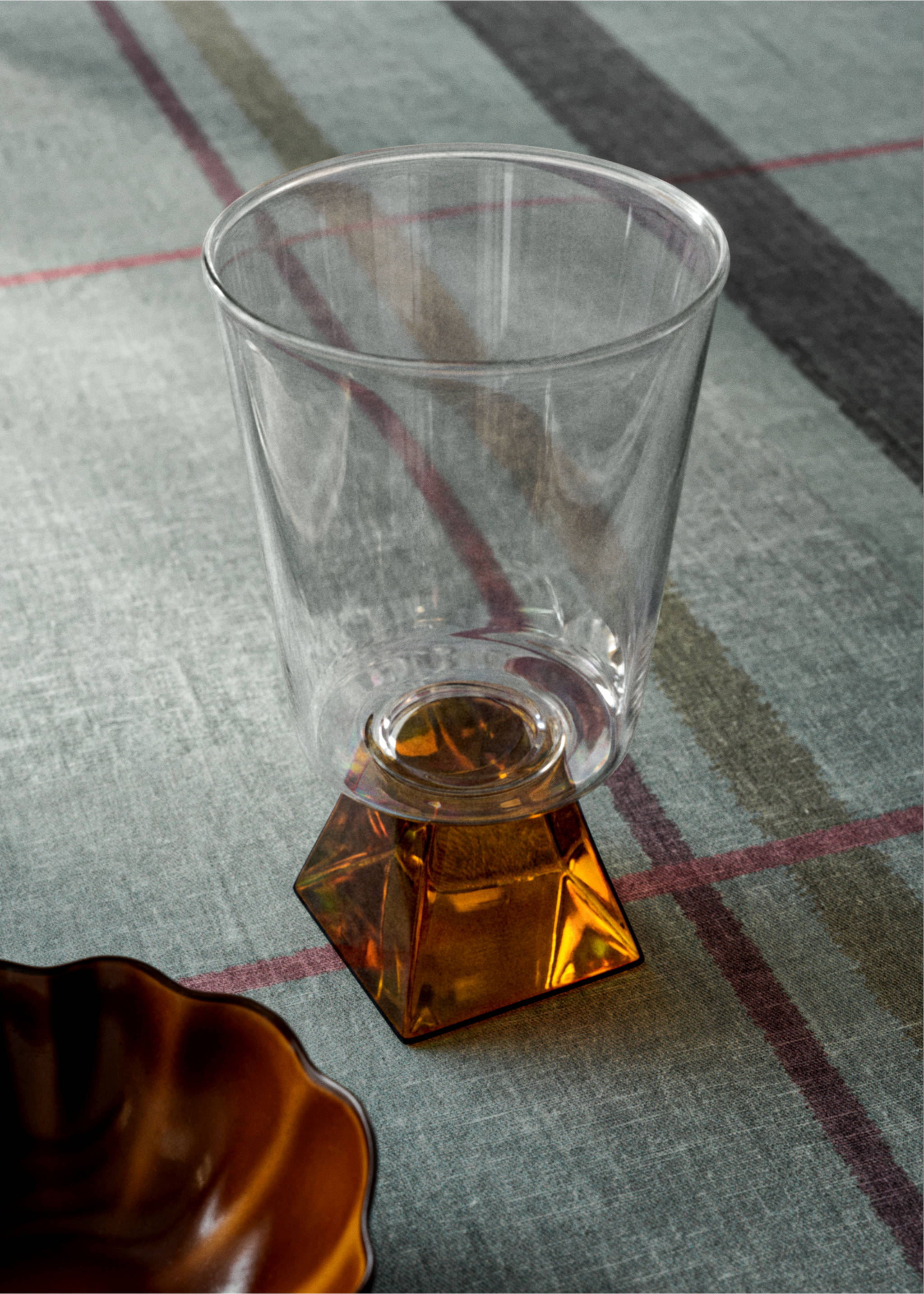 Glass tumbler with colored base - General plane, Orange. Ref: 37023872-00.