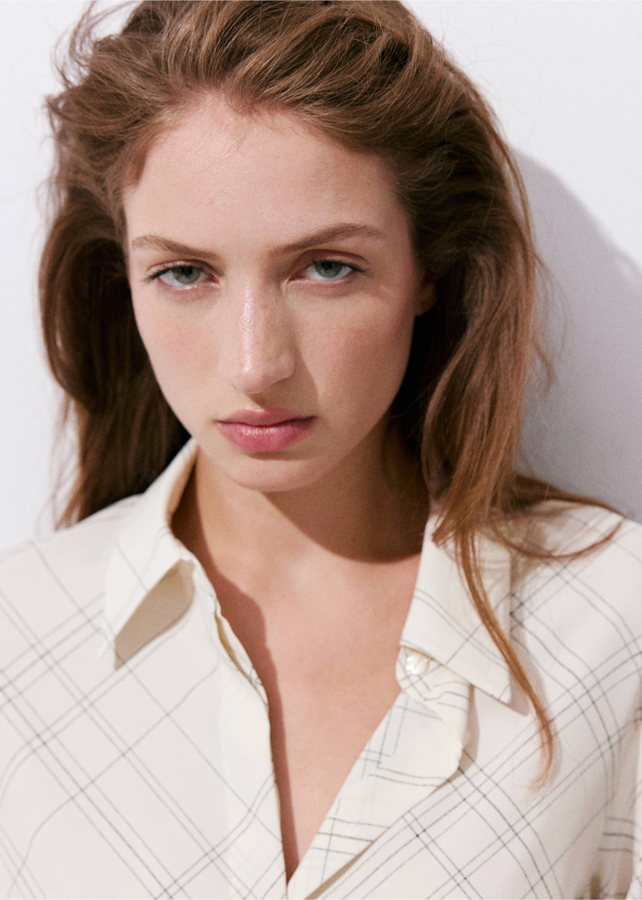Shirt basic - Details of the article 1, Ecru. Ref: 37024071-00.