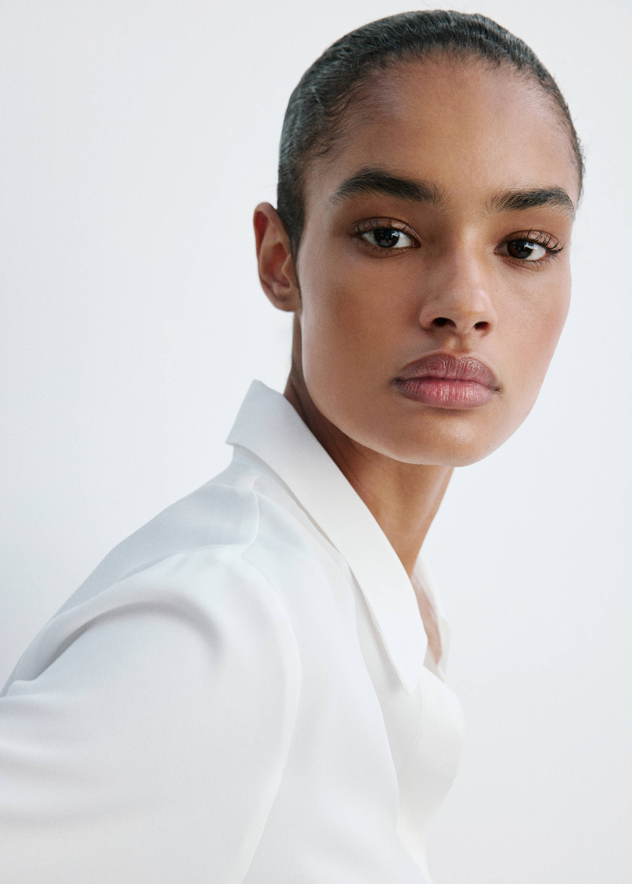 Fluid blouse with concealed buttons - Details of the article 4