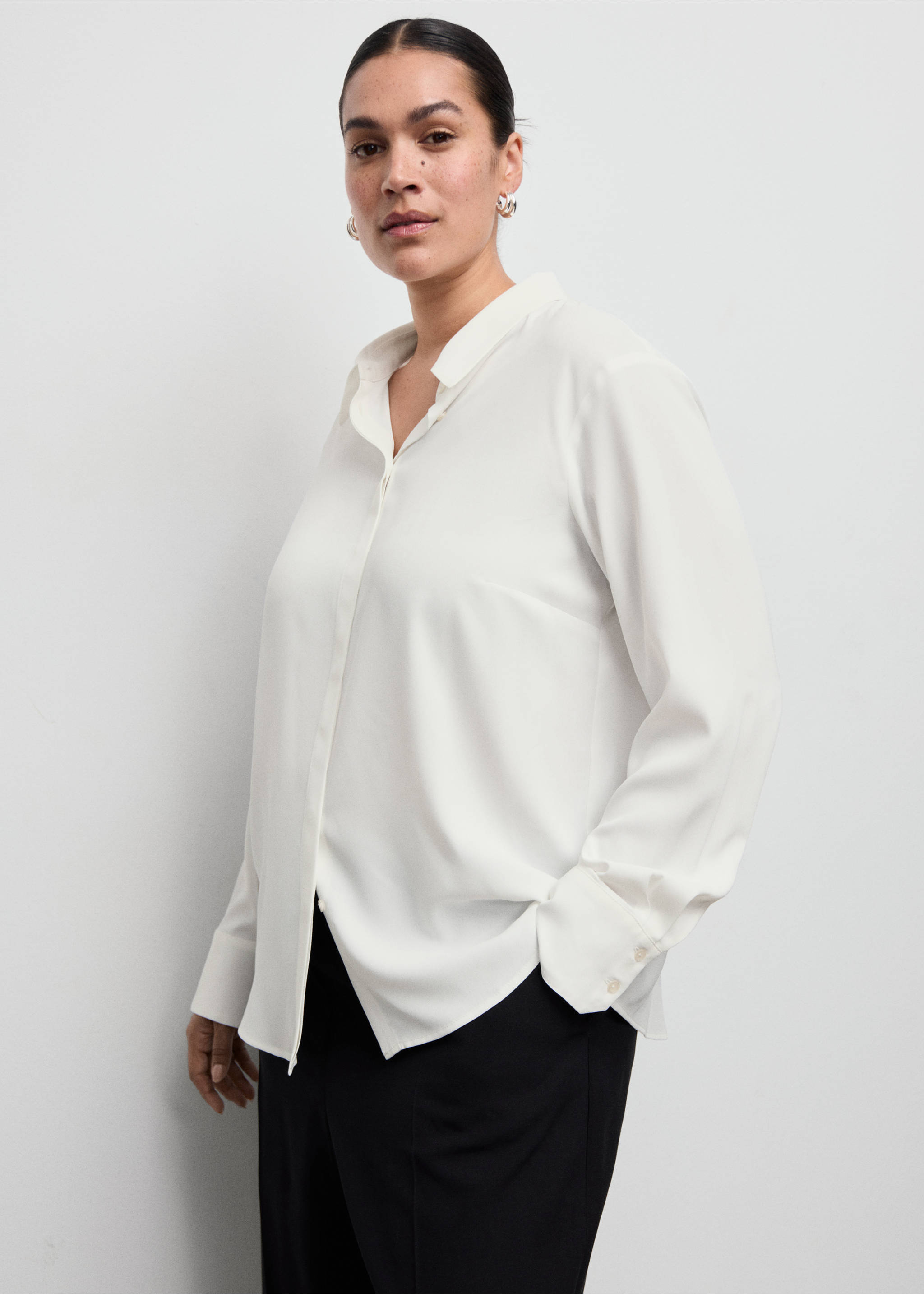 Fluid long-sleeved blouse - Details of the article 5, Off White. Ref: 37024072-00.