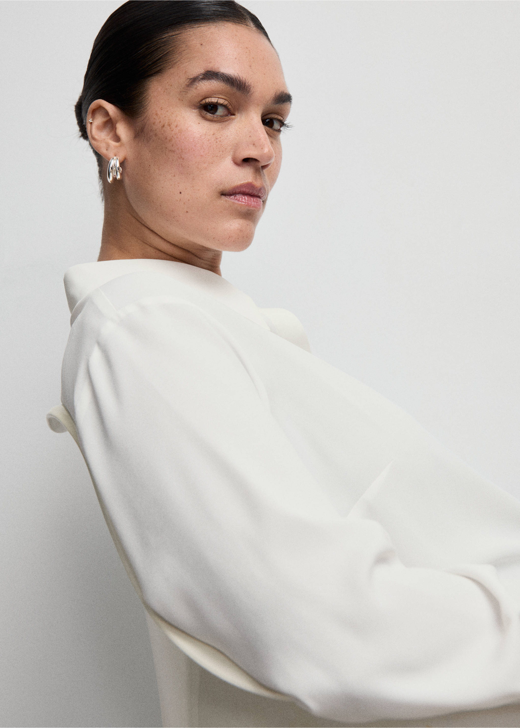 Fluid long-sleeved blouse - Details of the article 4, Off White. Ref: 37024072-00.