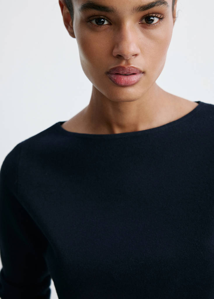 Fine-knit boat-neck sweater — Navy