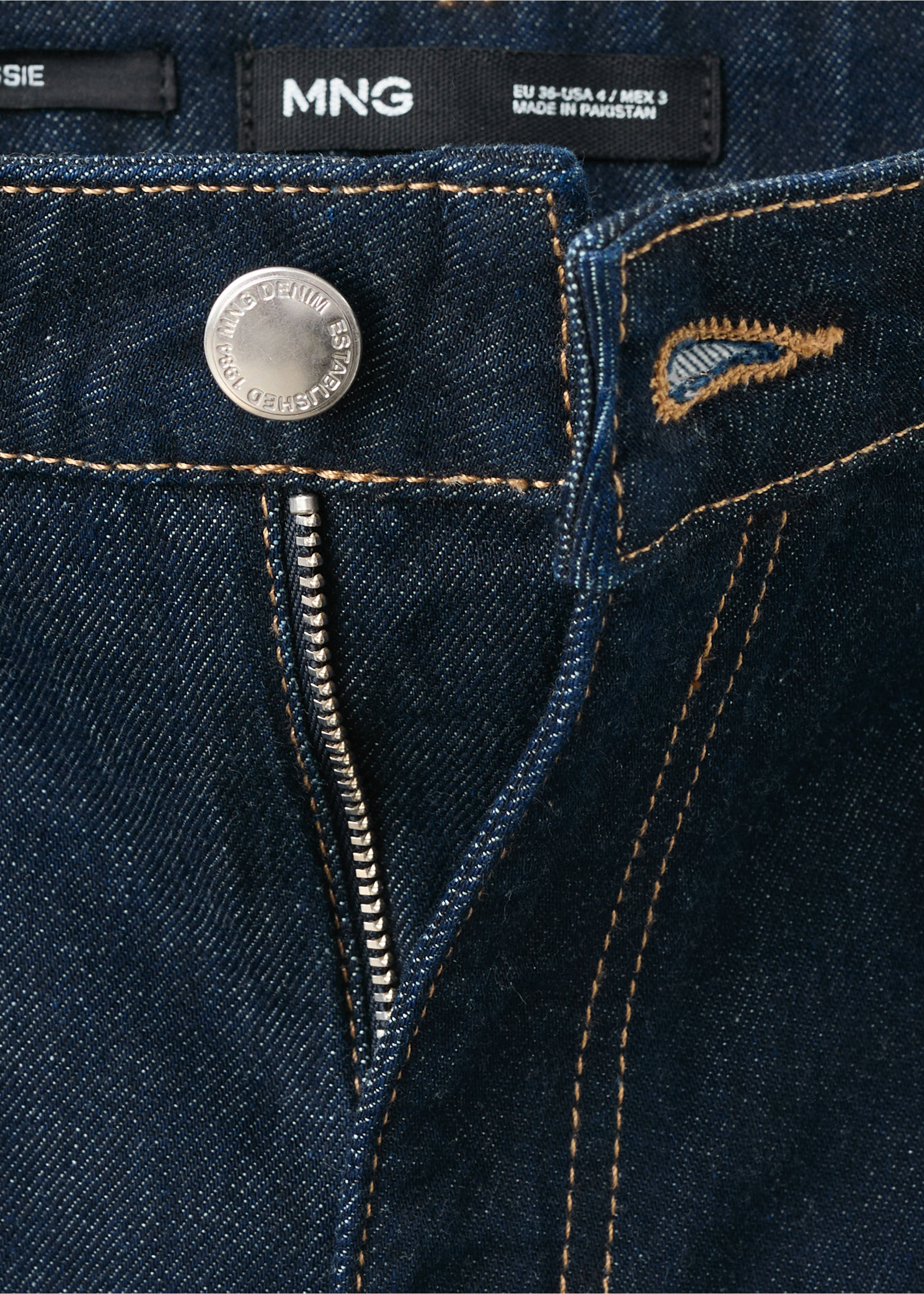 Two front patch pockets - Details of the article 0, Open Blue. Ref: 37024084-00.
