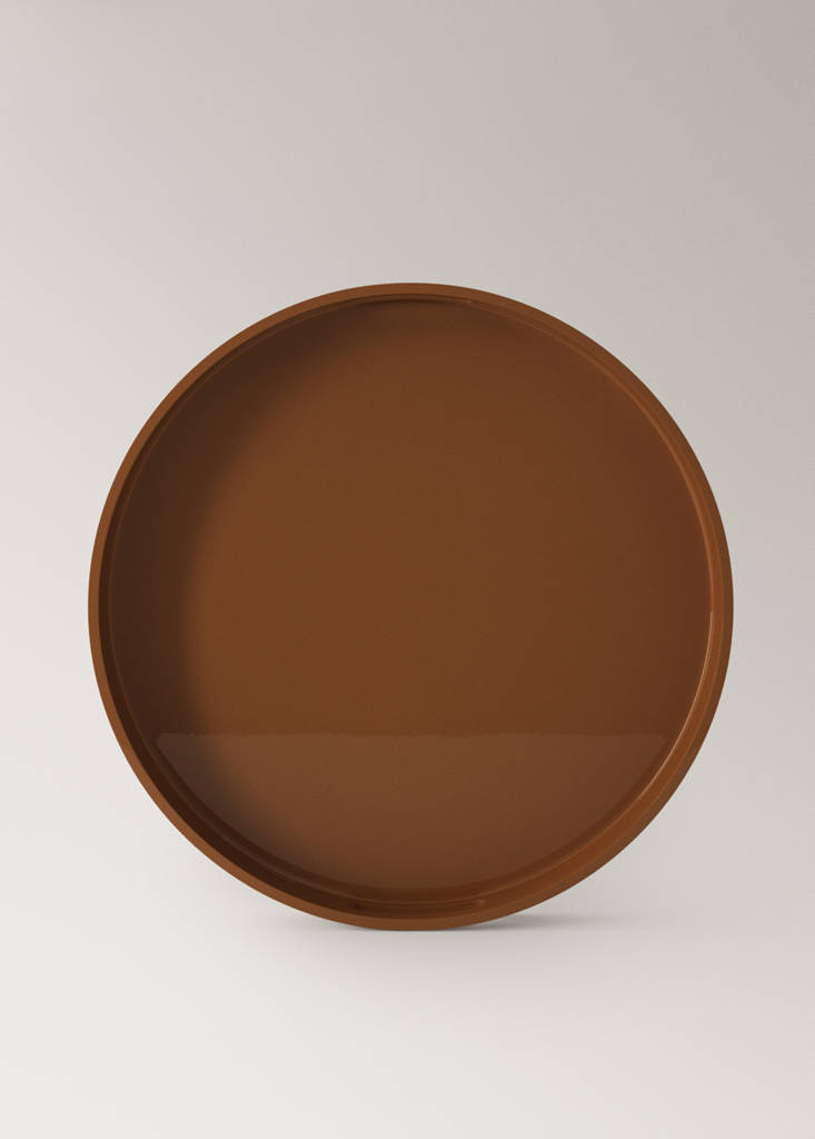 Medium round lacquered tray — Brown