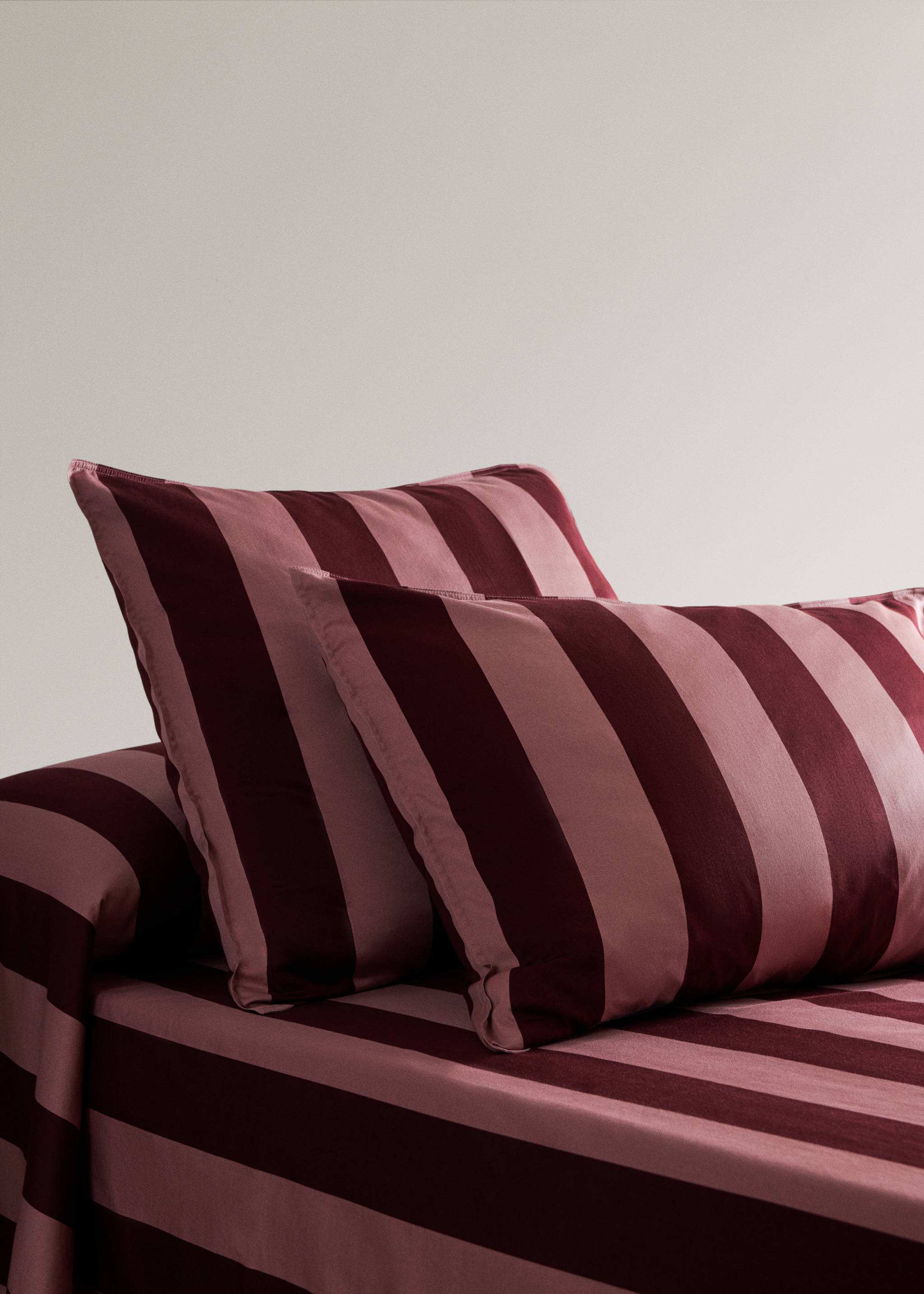 Wide watercolour stripe pillowcase 50x75 cm - General plane, Maroon. Ref: 37024105-00.