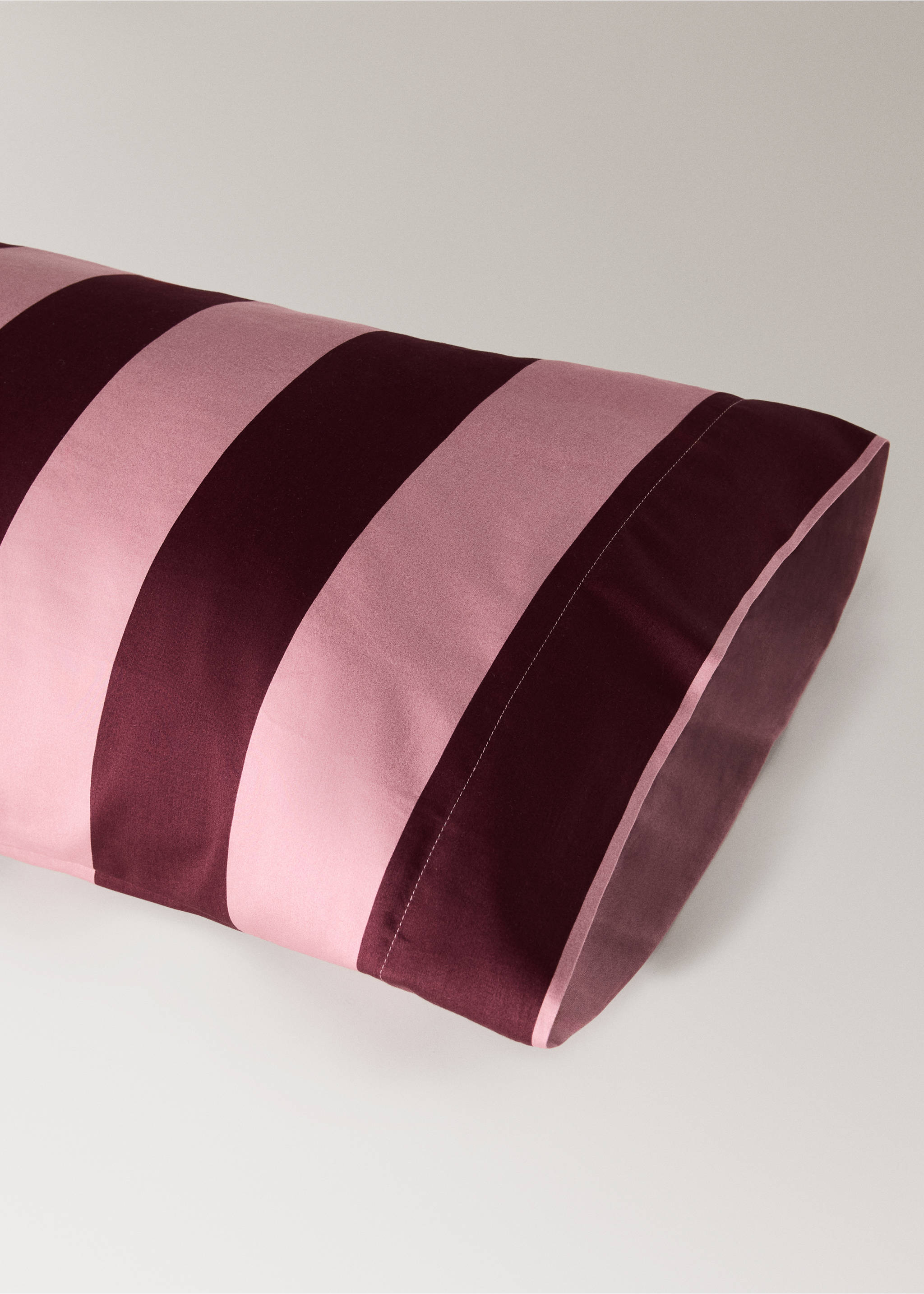 Wide watercolour stripe pillowcase 50x75 cm - Details of the article 2, Maroon. Ref: 37024105-00.
