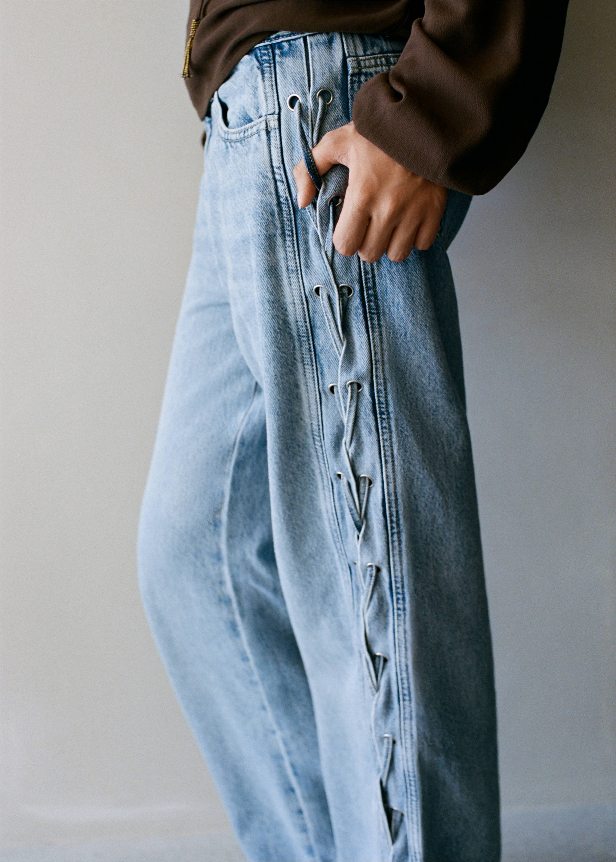 Straight-leg jeans with cord detail - Details of the article 4, Medium Blue. Ref: 37024111-01.