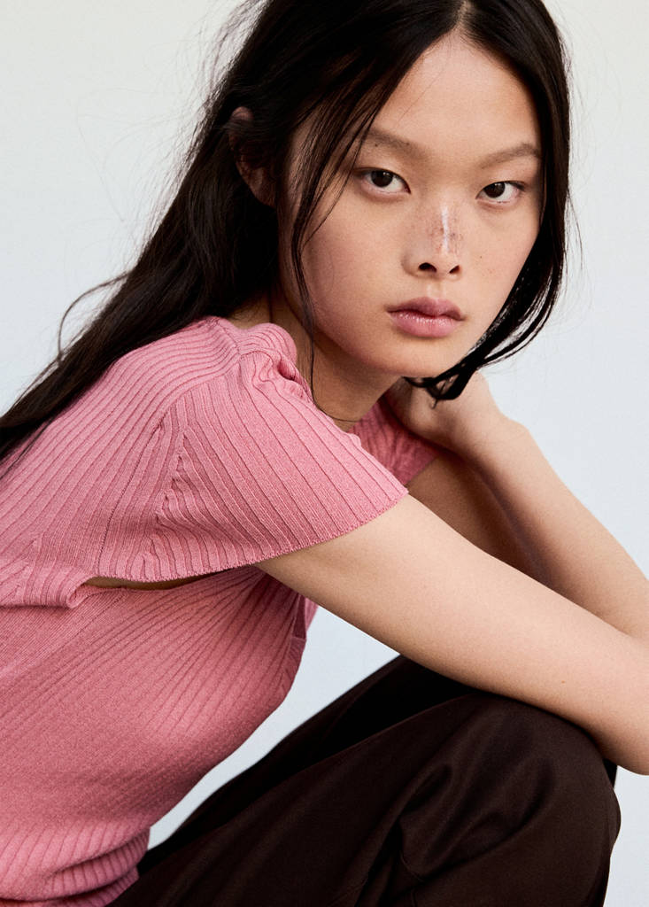 V-neck ribbed knit sweater — Strawberry