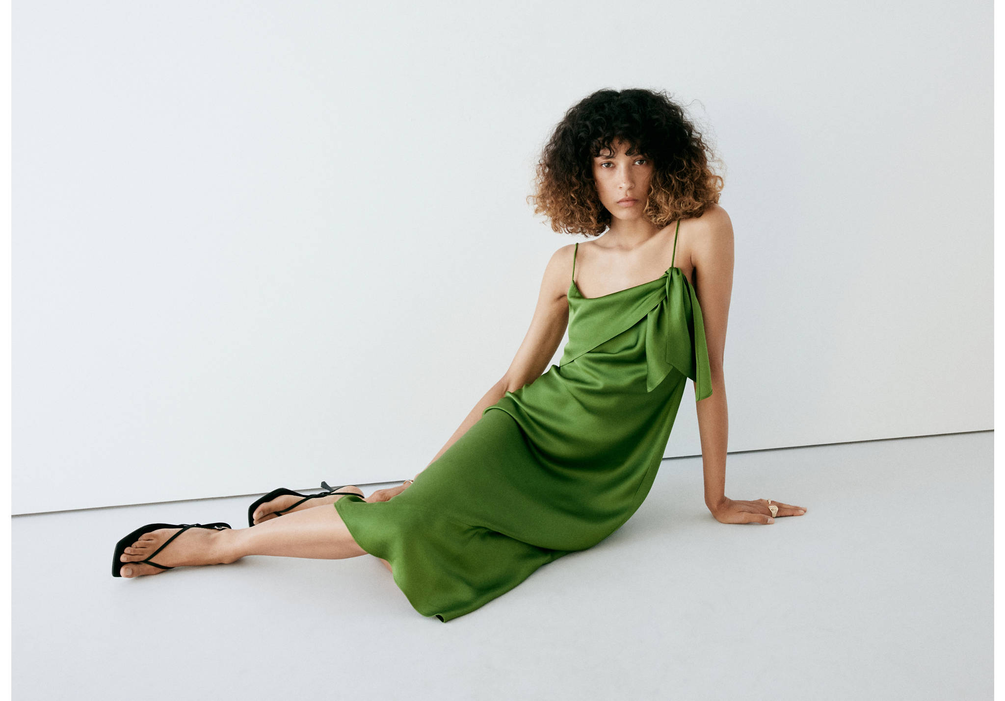 Satin dress with asymmetric ruffle - Panoramic plane