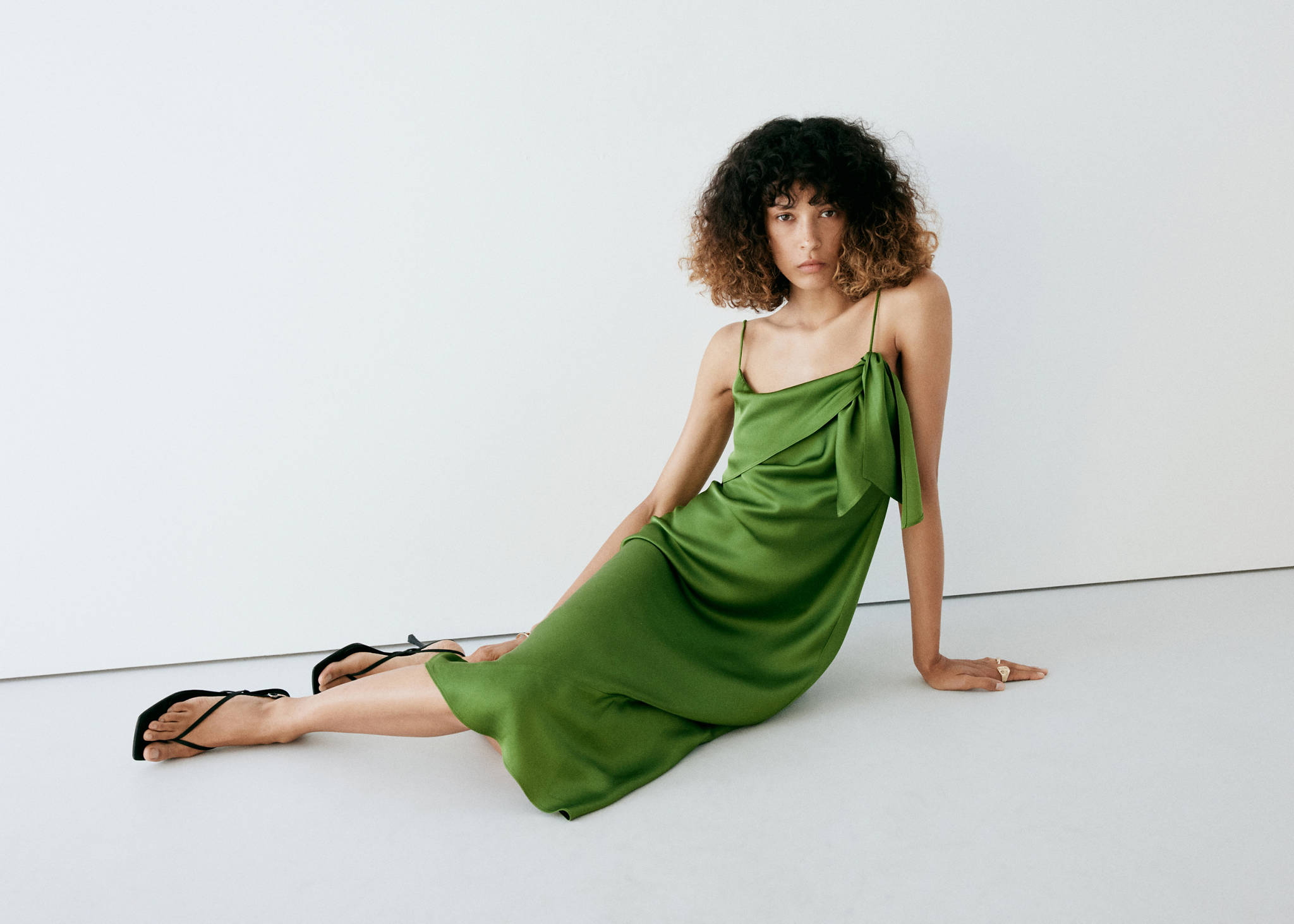 Satin dress with asymmetric ruffle - Panoramic plane