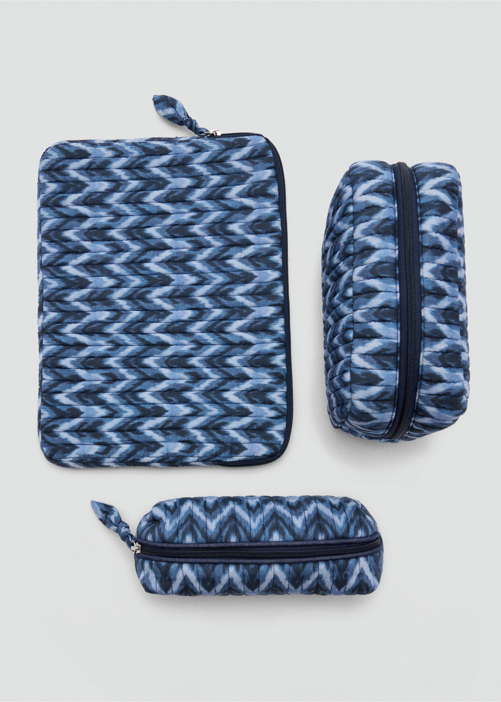 Padded tie-dye toiletries bag - Details of the article 2, Blue. Ref: 37024413-00.