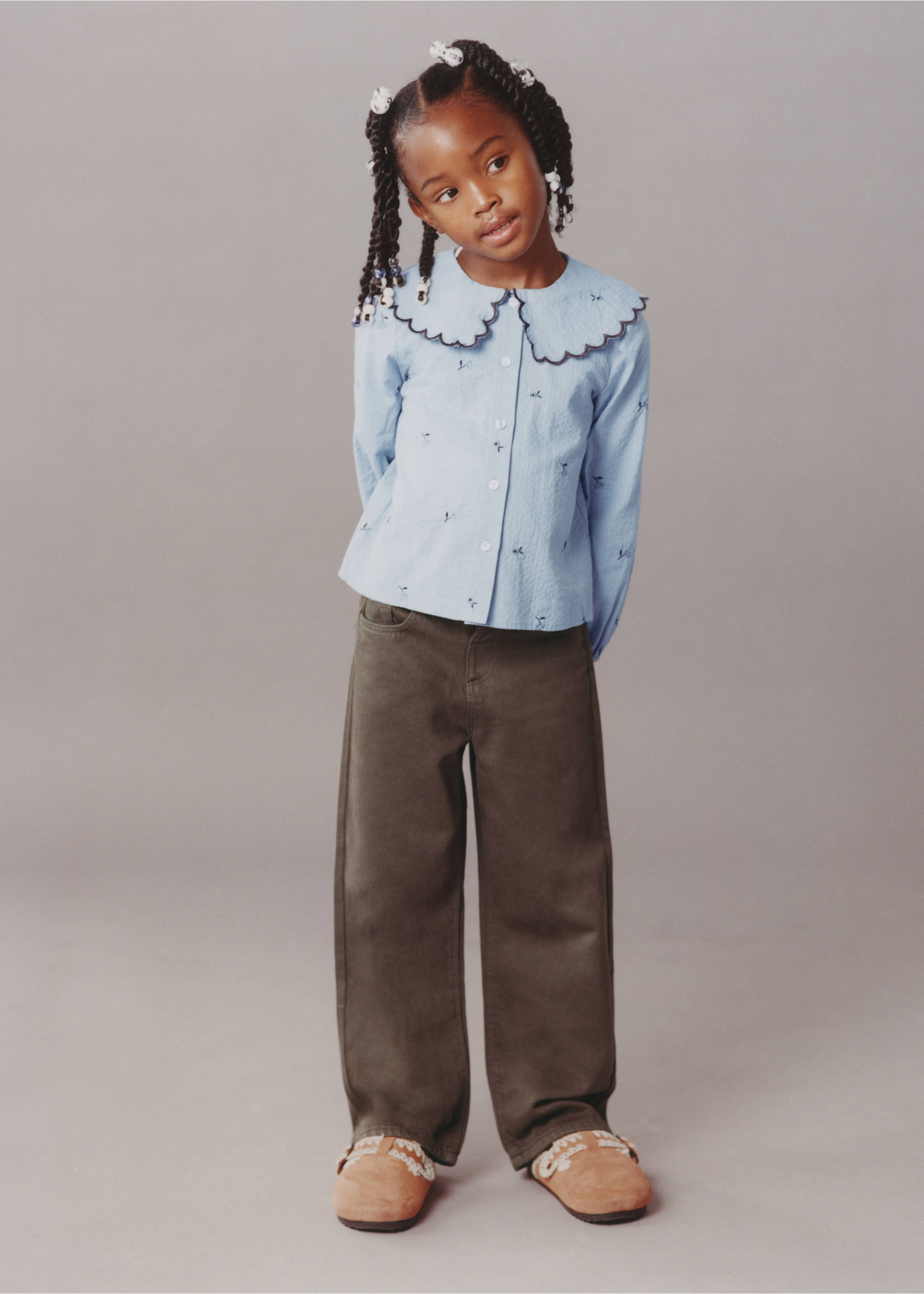 Wide leg jeans with star patches - Details of the article 6, Brown. Ref: 37024416-00.