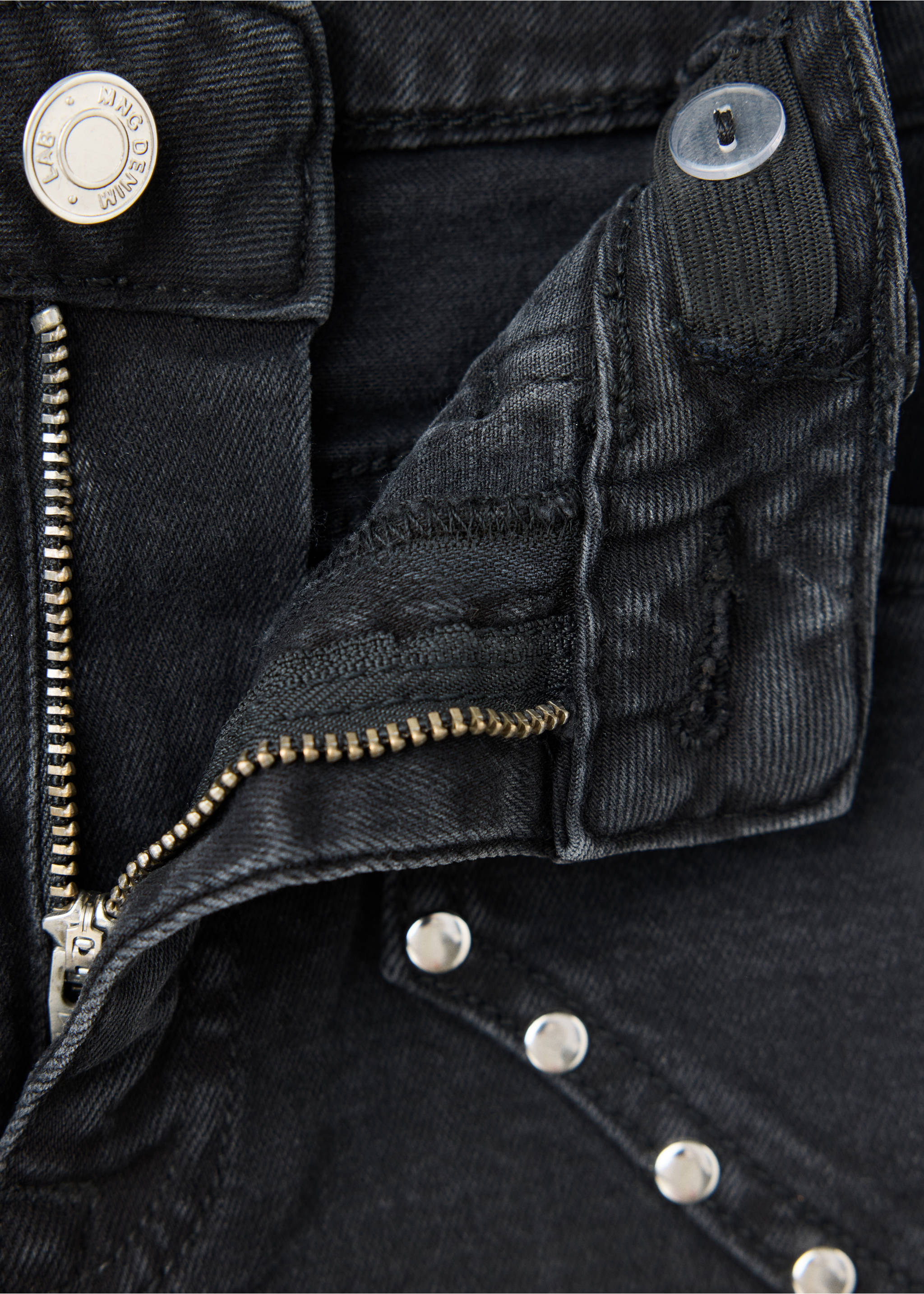 Calças de ganga flare com tachas - Pormenor do artigo 8, Black denim. Ref: 37024417-00.