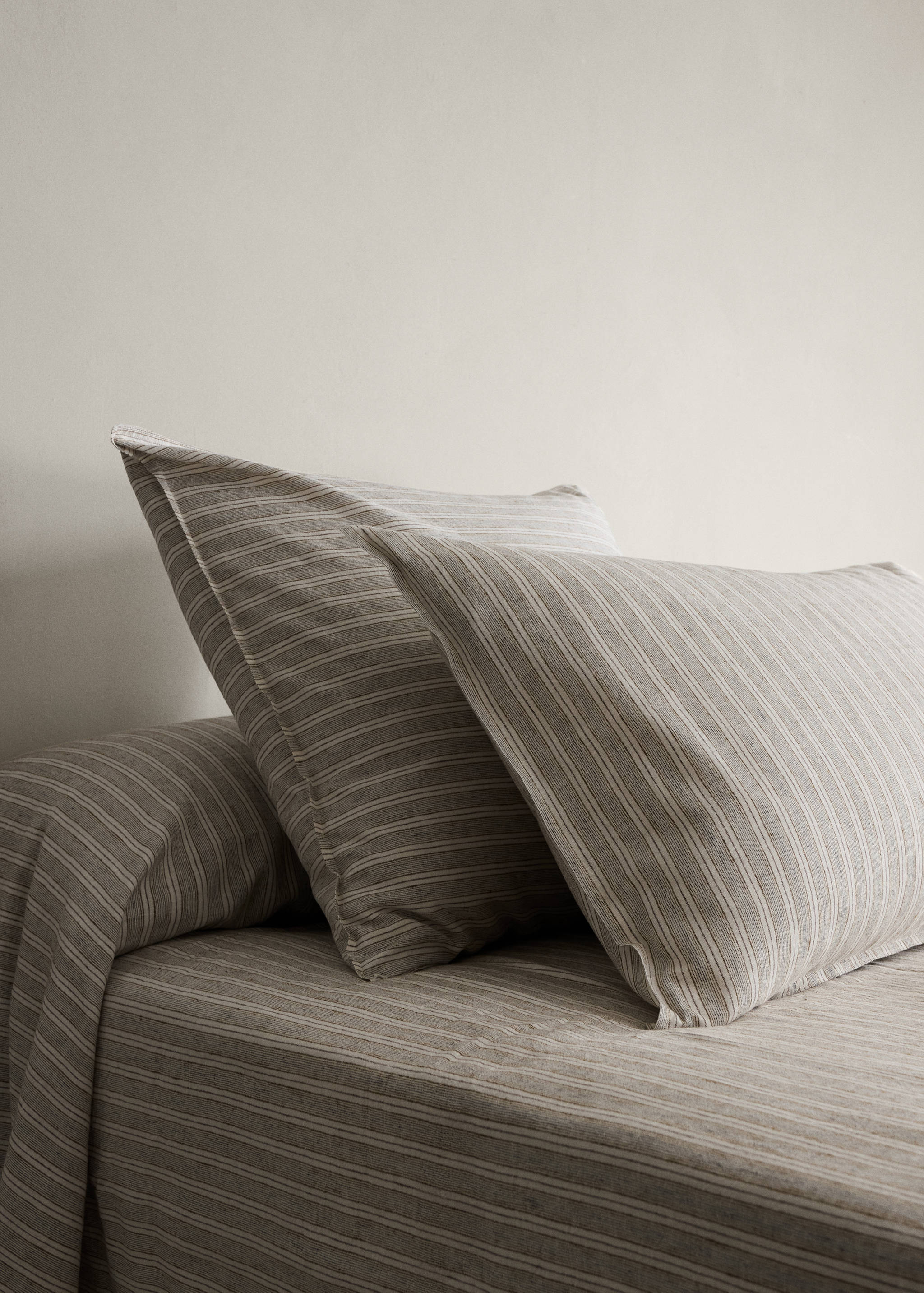 Linen and cotton striped pillowcase 60 x 60 cm - General plane