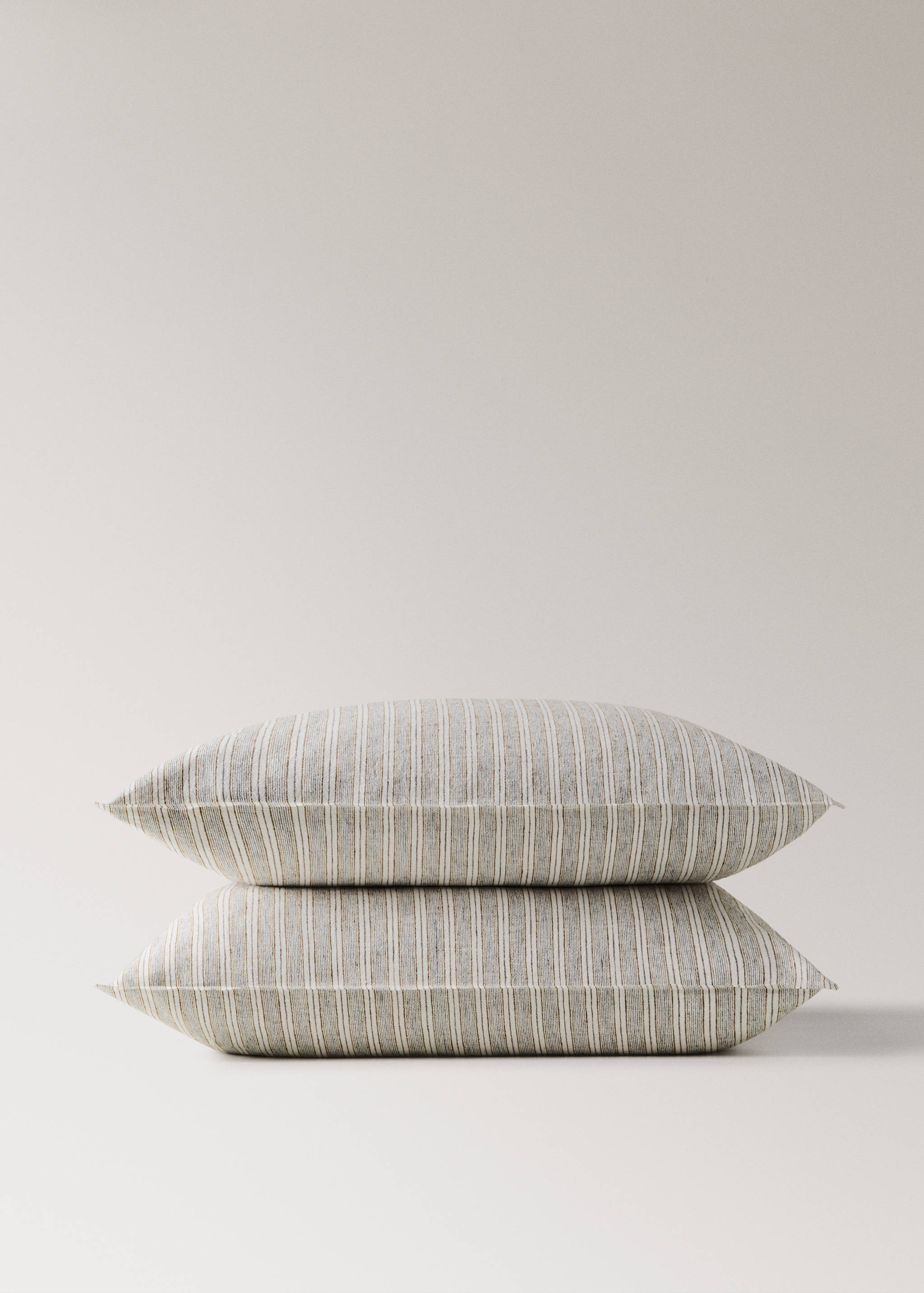 Linen and cotton striped pillowcase 60 x 60 cm - Details of the article 3