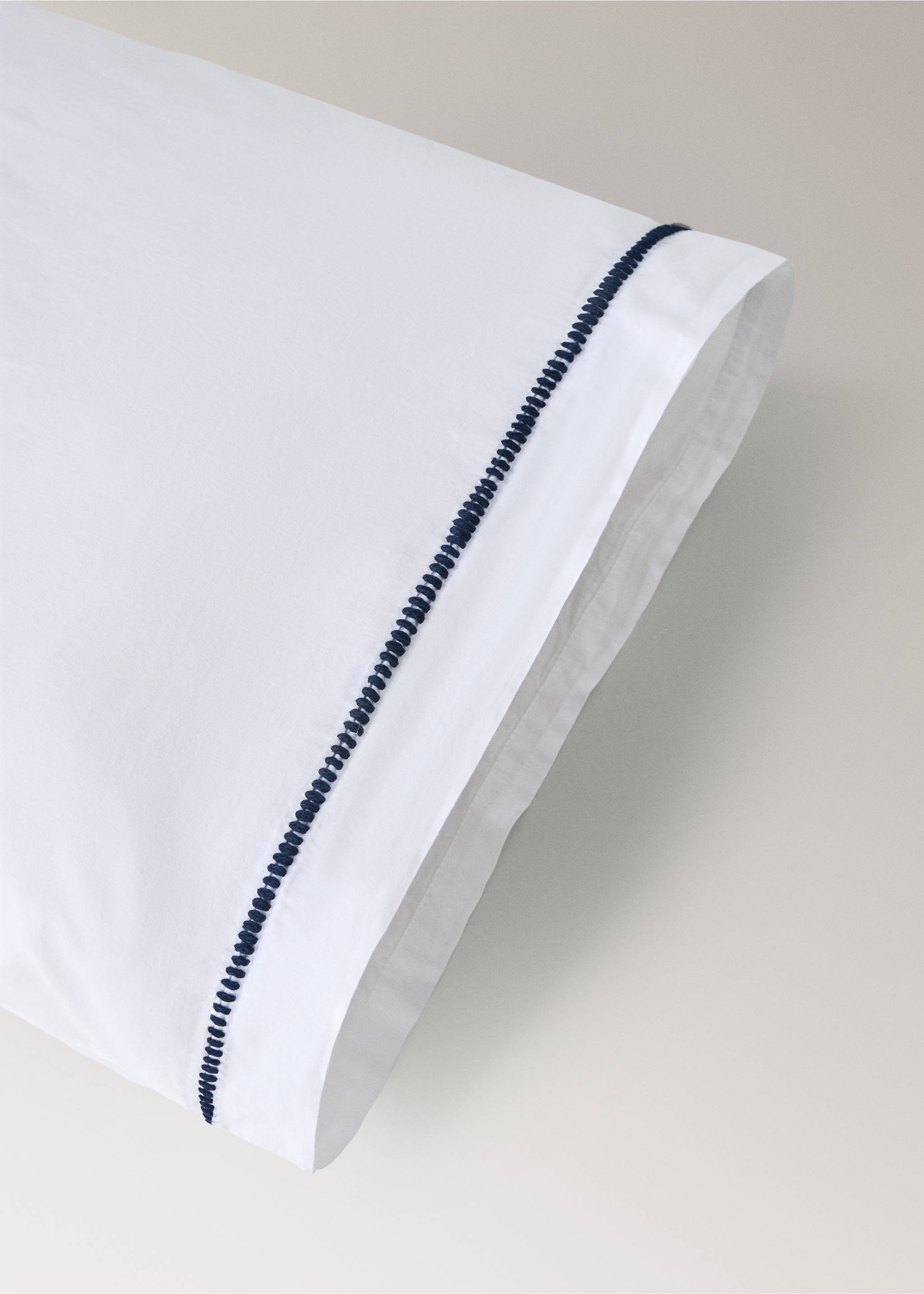 Children’s cotton percale pillowcase with topstitch detailing 45 x 110 cm - Details of the article 1, Navy. Ref: 37024453-00.