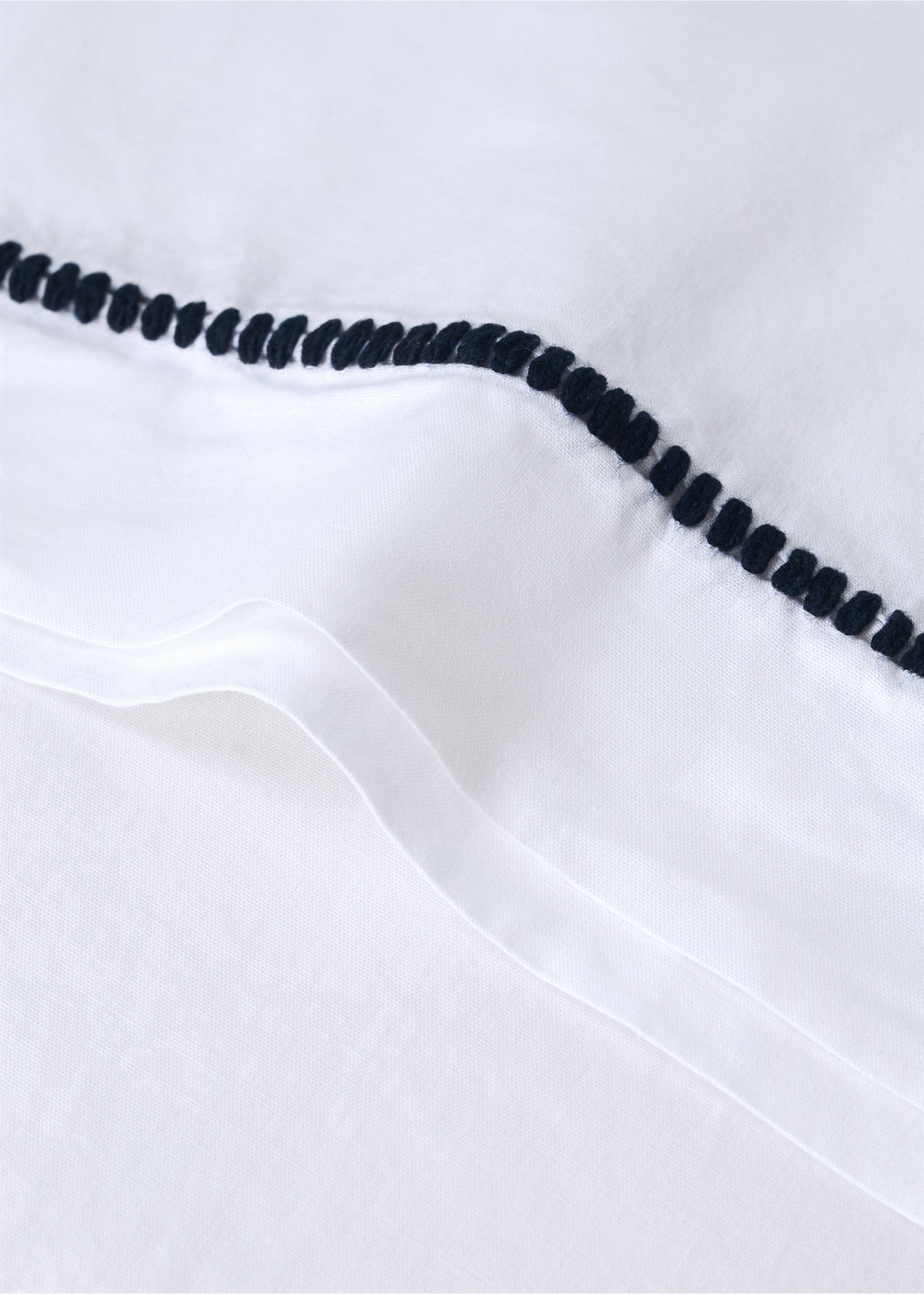 Children’s cotton percale pillowcase with topstitch detailing 45 x 110 cm - Details of the article 2, Navy. Ref: 37024453-00.
