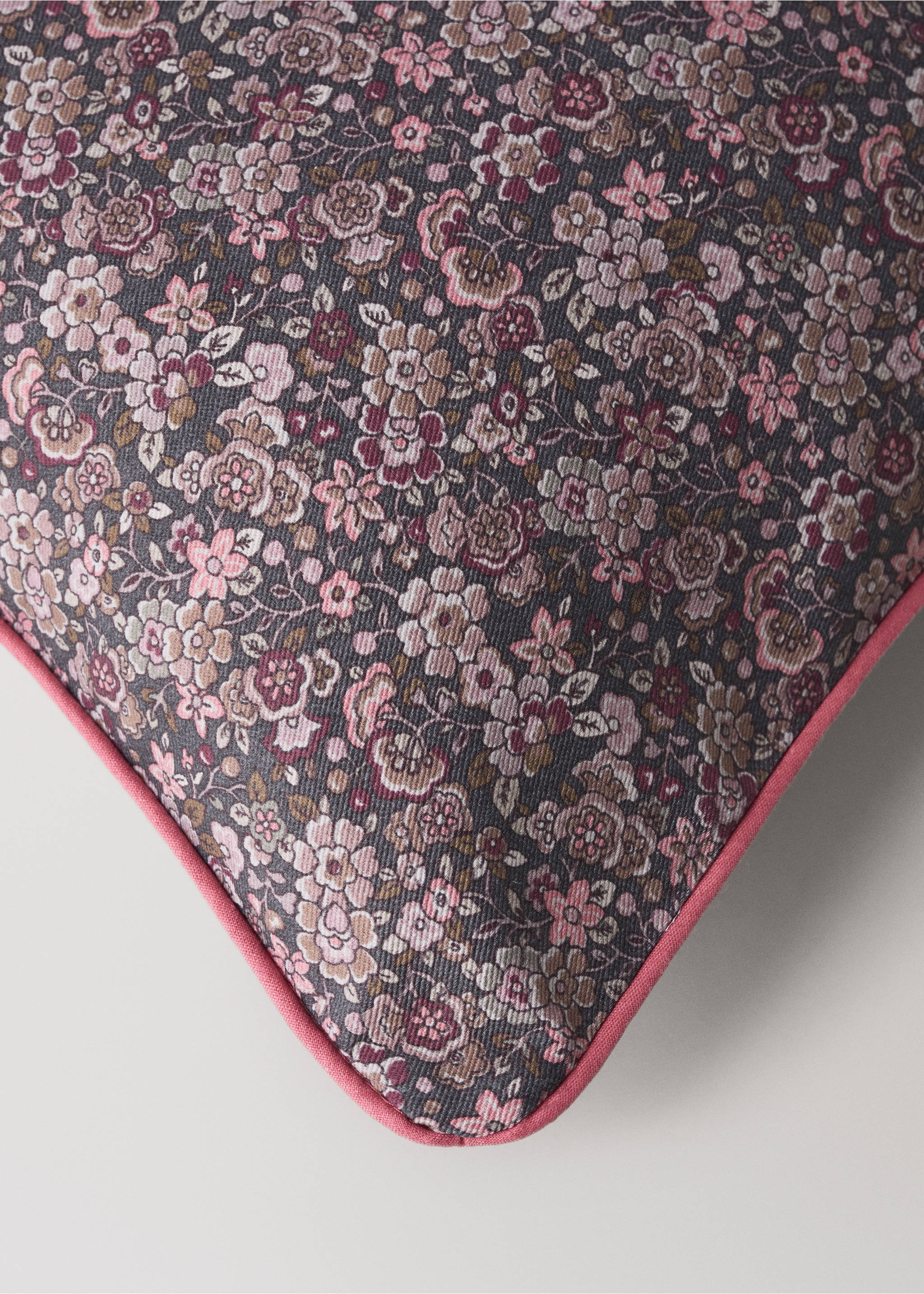 Floral print cushion cover 30x40 cm - Details of the article 1, Plum. Ref: 37024458-00.