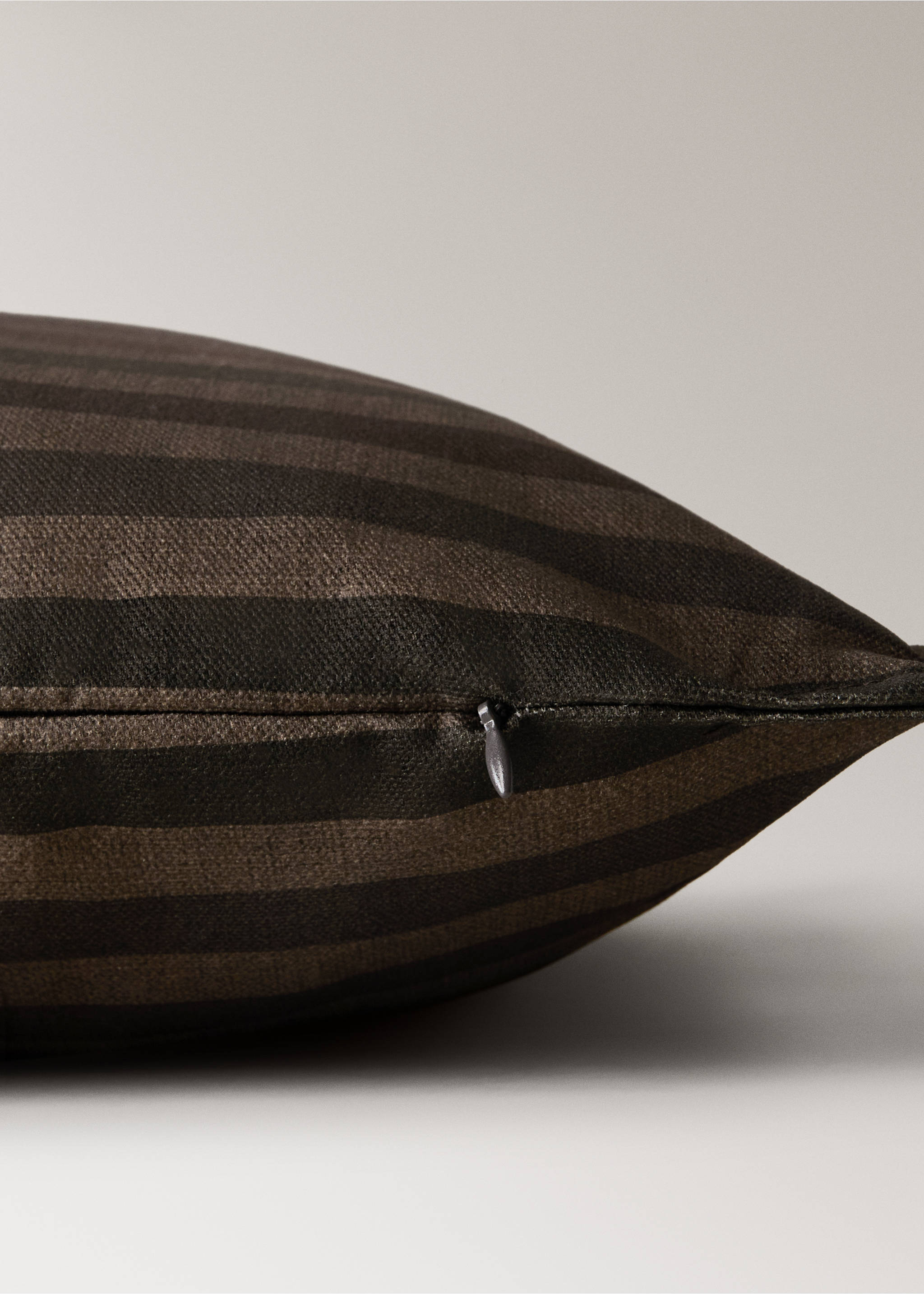 100% cotton multicoloured cushion cover 50 x 50 cm - Details of the article 2, Ochre. Ref: 37024472-00.