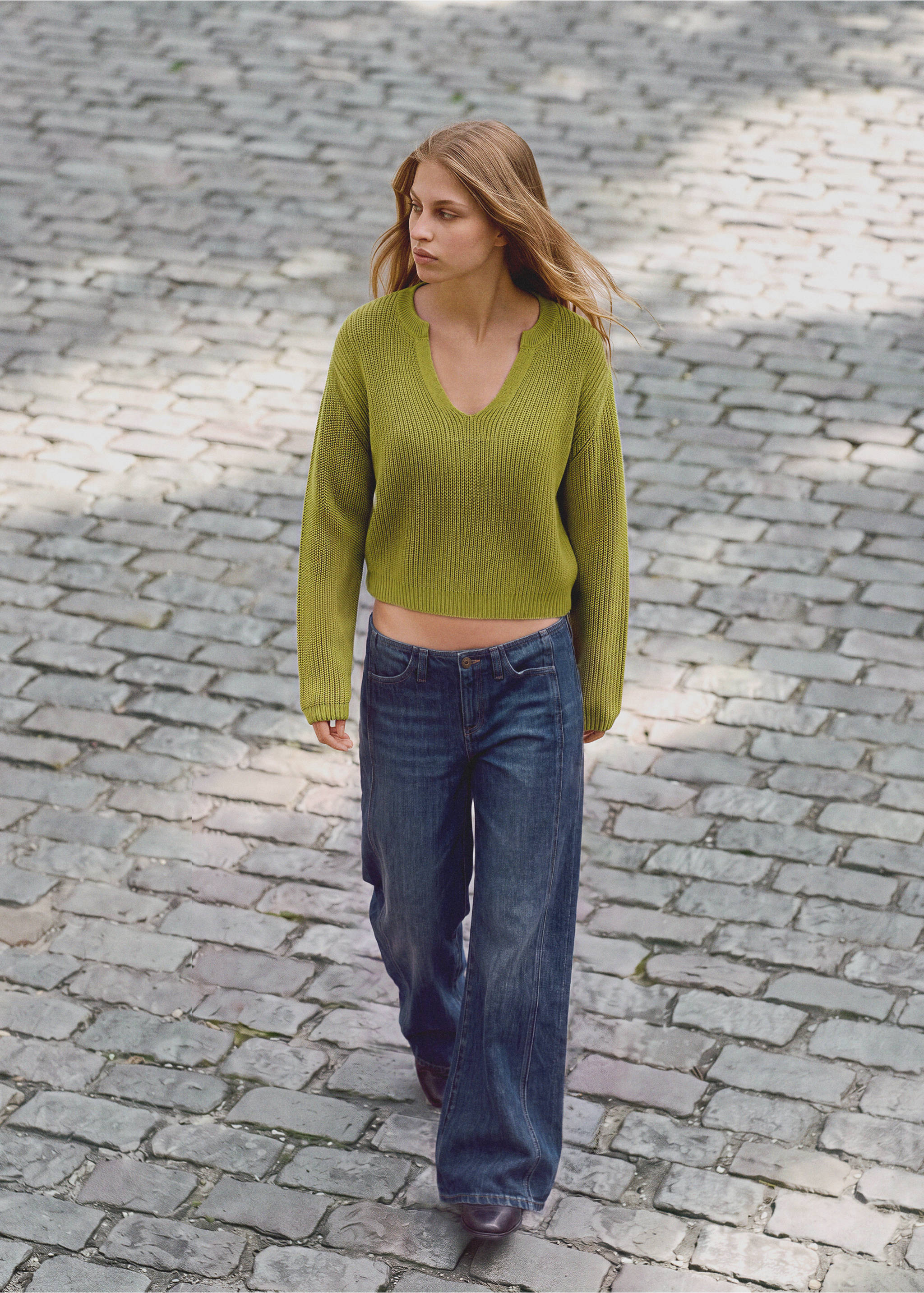 Pull en maille coton col en V - Plan général, Vert. Ref: 37024784-00.