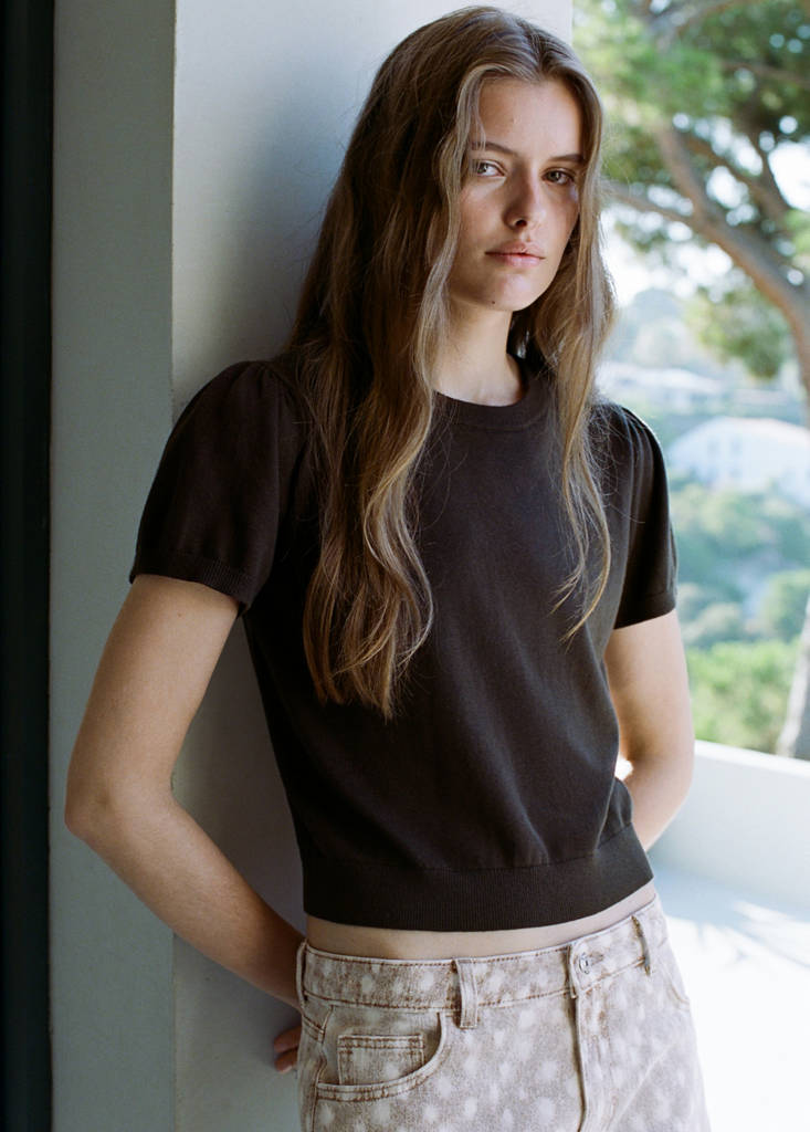 Short-sleeved knitted sweater — Brown