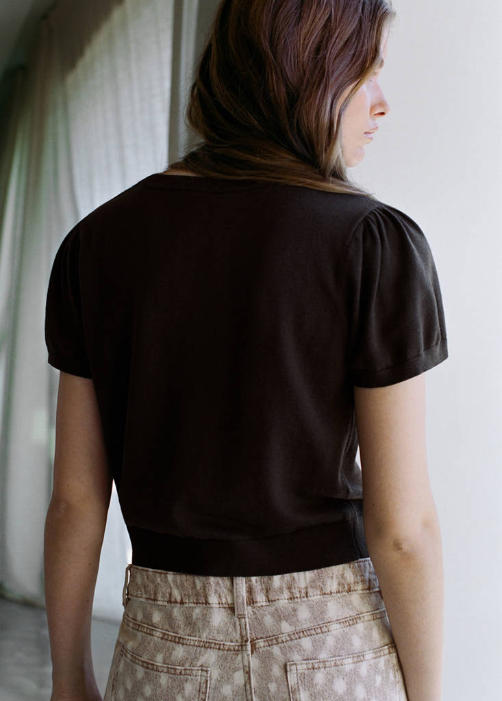 Short-sleeved knitted sweater — Brown