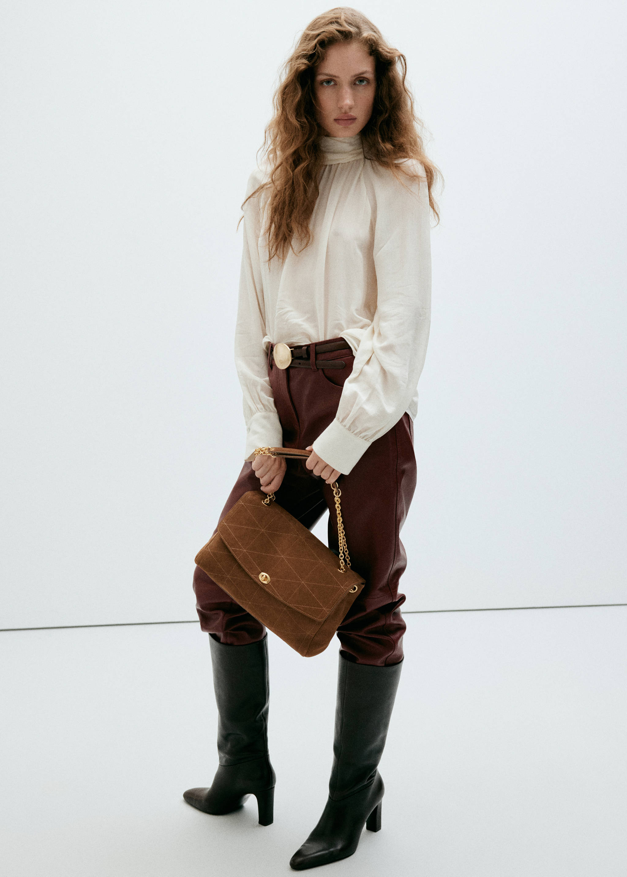 Leather shoulder bag with chain - Details of the article 9