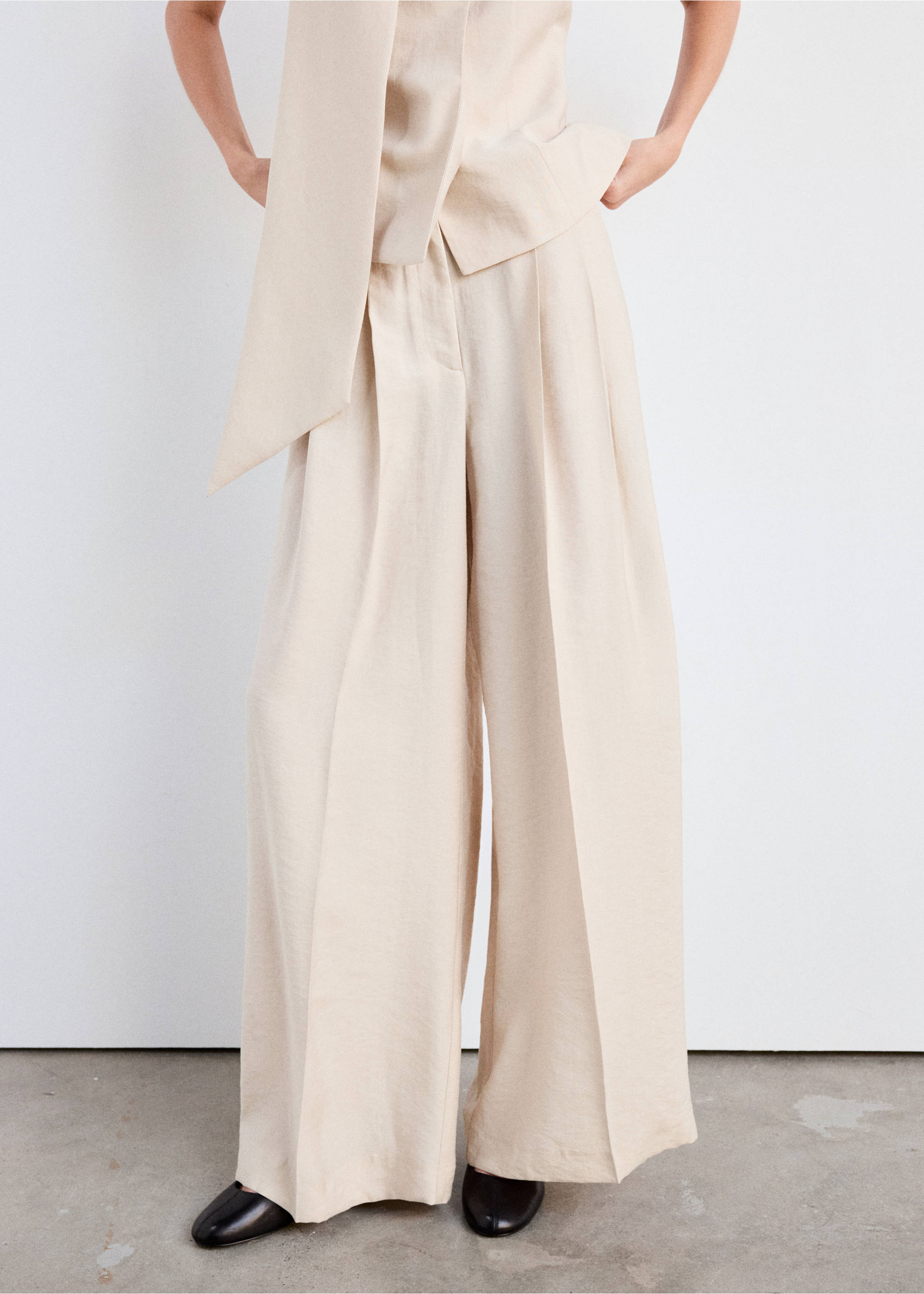 Pantalon droit pinces - Plan moyen, Gris clair/pastel. Ref: 37024802-00.