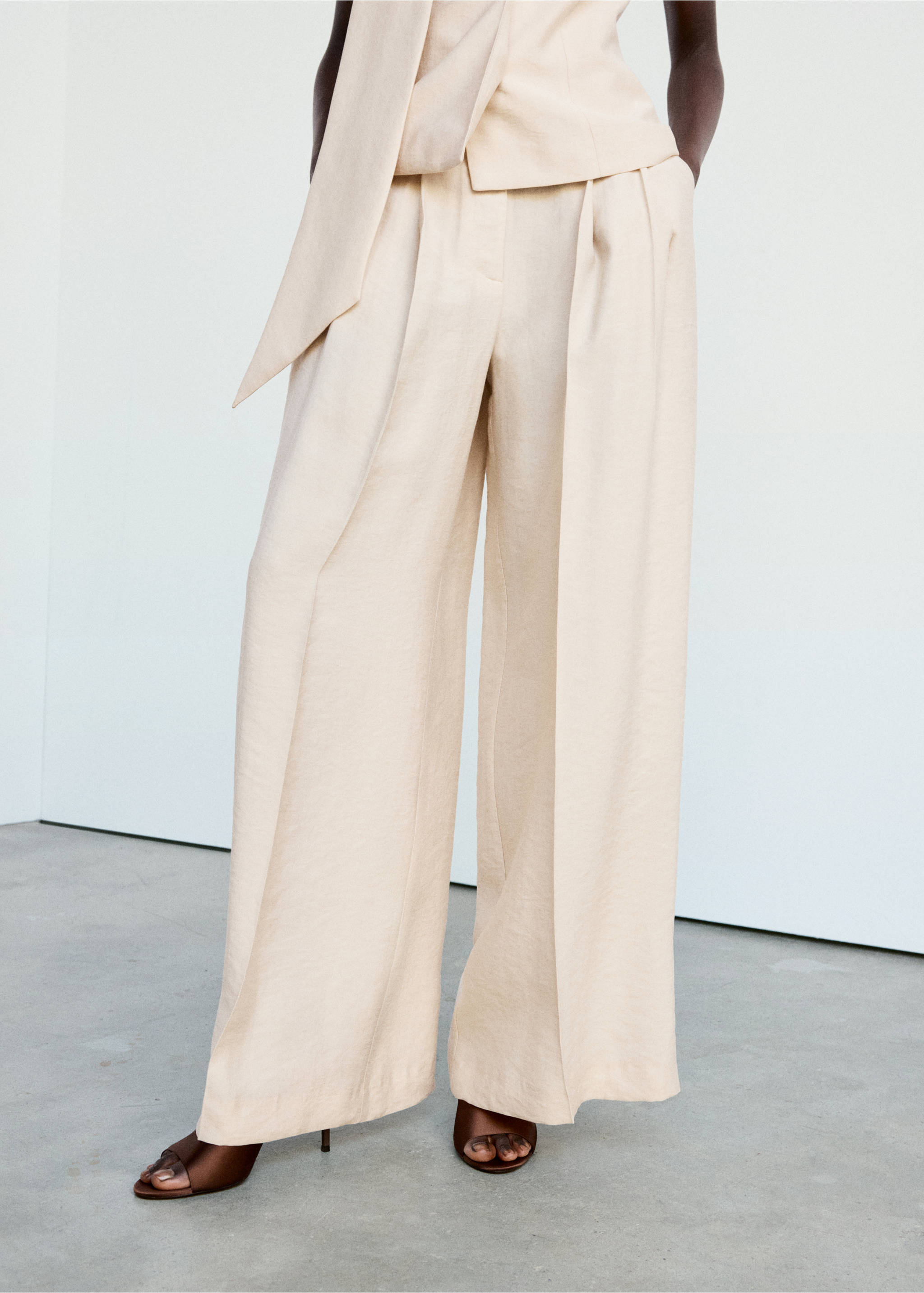 Pantalon droit pinces - Plan moyen, Gris clair/pastel. Ref: 37024802-01.