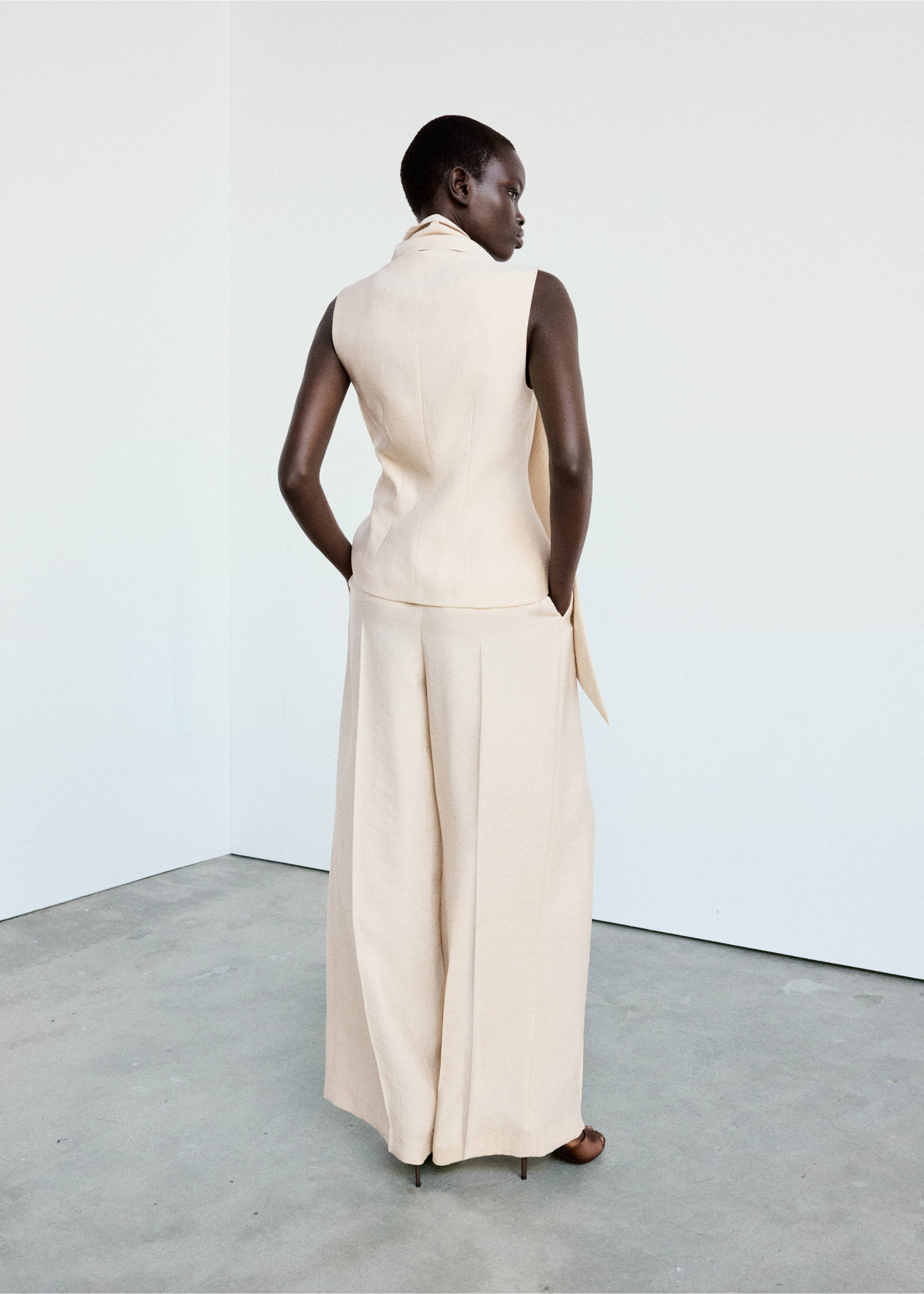 Pantalon droit pinces - Verso de l’article, Gris clair/pastel. Ref: 37024802-01.