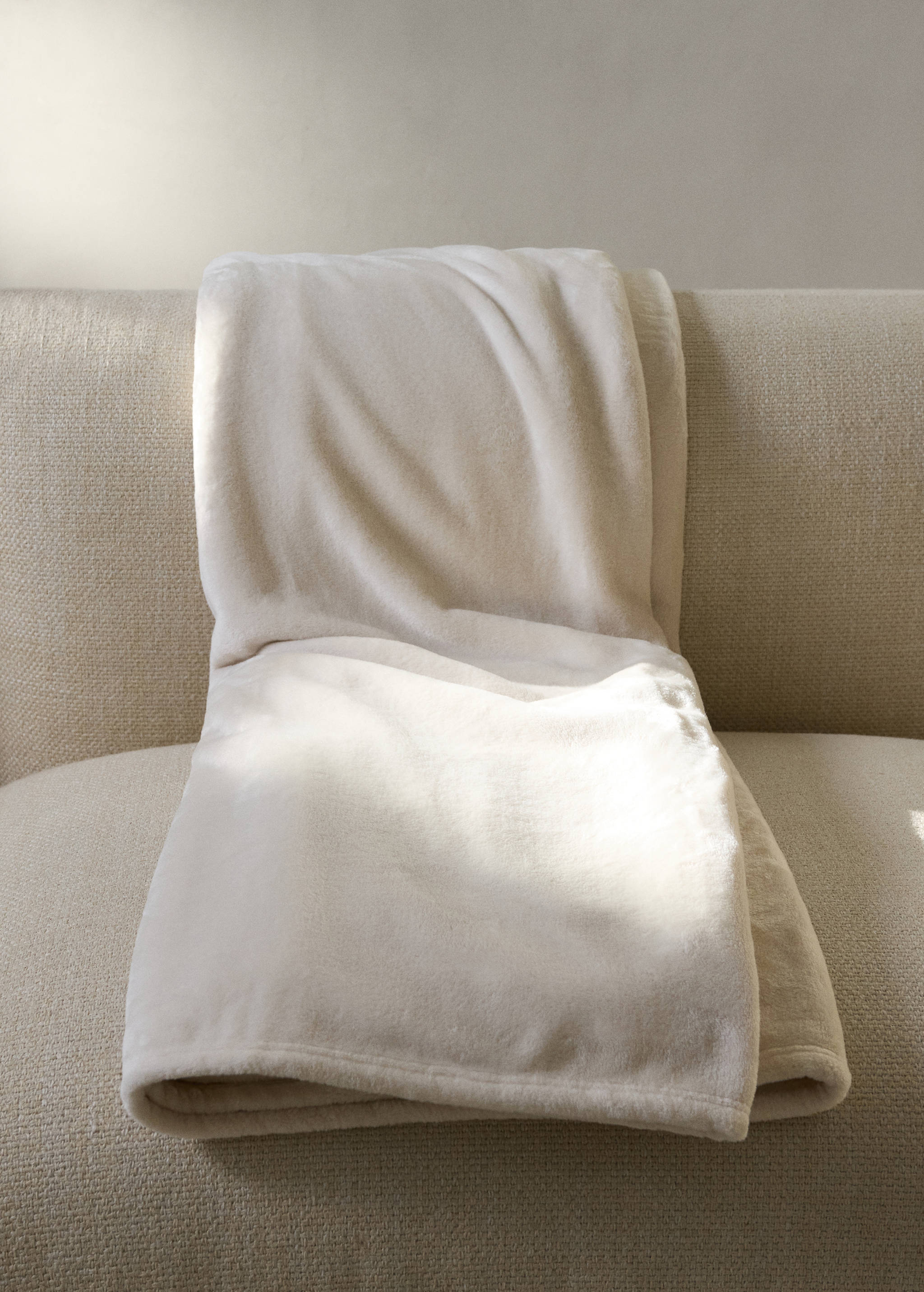 Large faux-fur textured blanket - General plane
