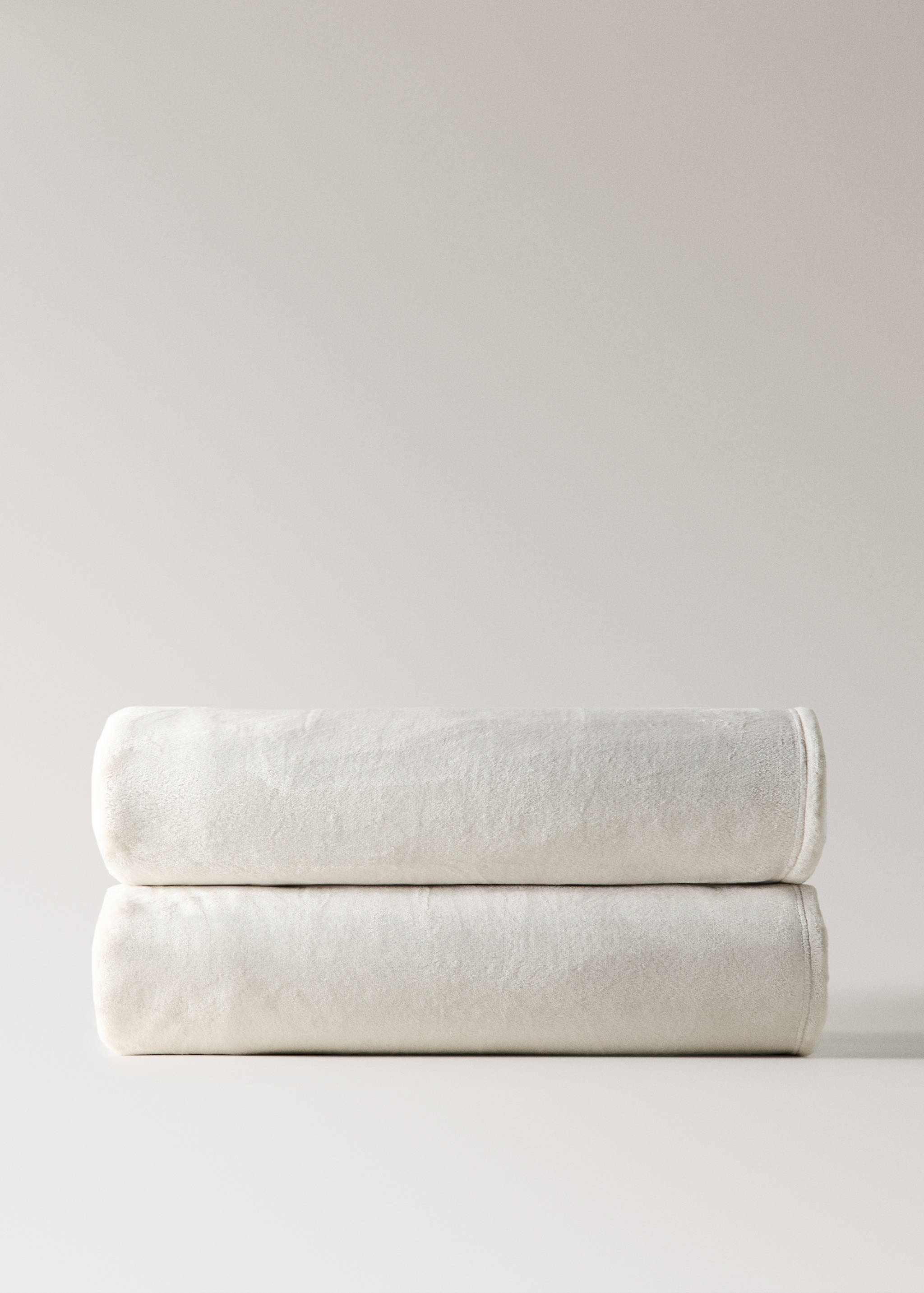 Large faux-fur textured blanket - Article without model