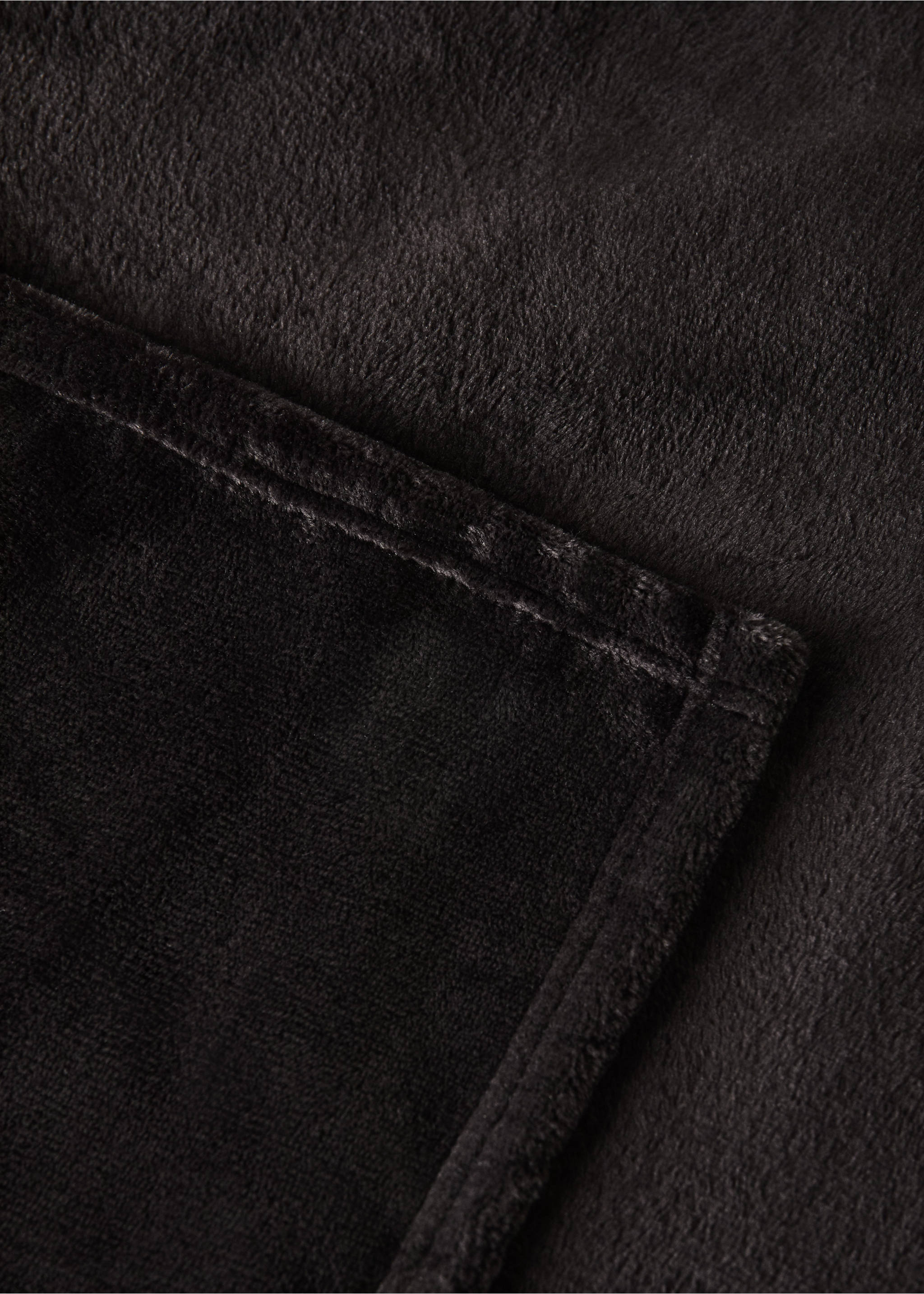 Large faux-fur textured blanket - Details of the article 2, Brown. Ref: 37025161-00.
