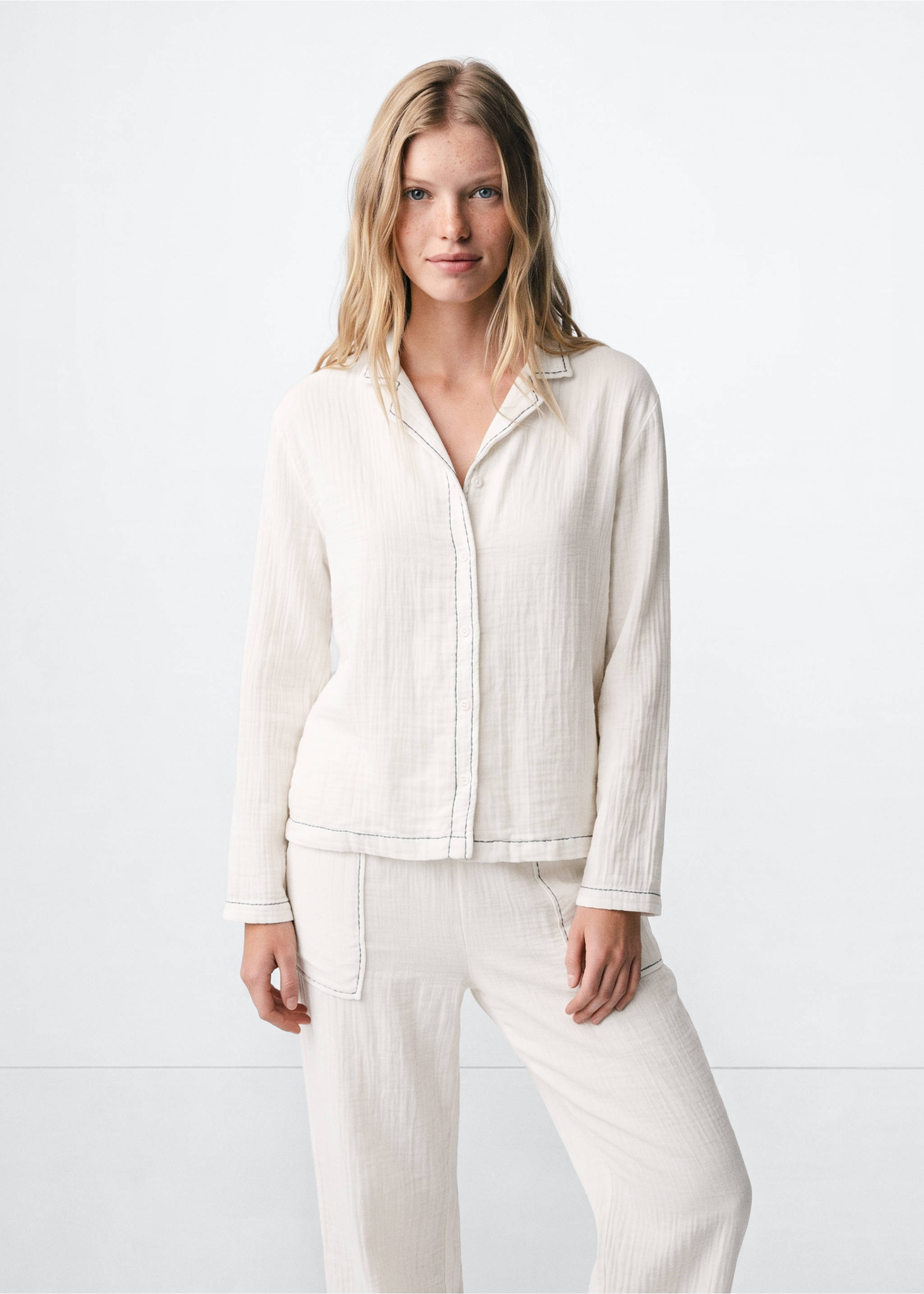 Pyjama deux pièces surpiqûre - Plan moyen, Blanc cassé. Ref: 37025165-00.