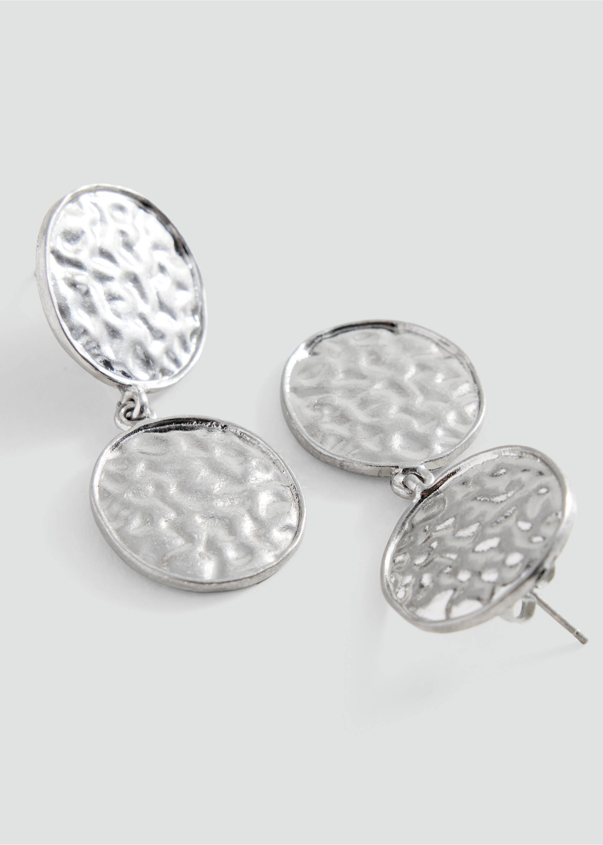 Boucles d’oreilles pendantes relief - Plan moyen, Argent. Ref: 37025190-00.