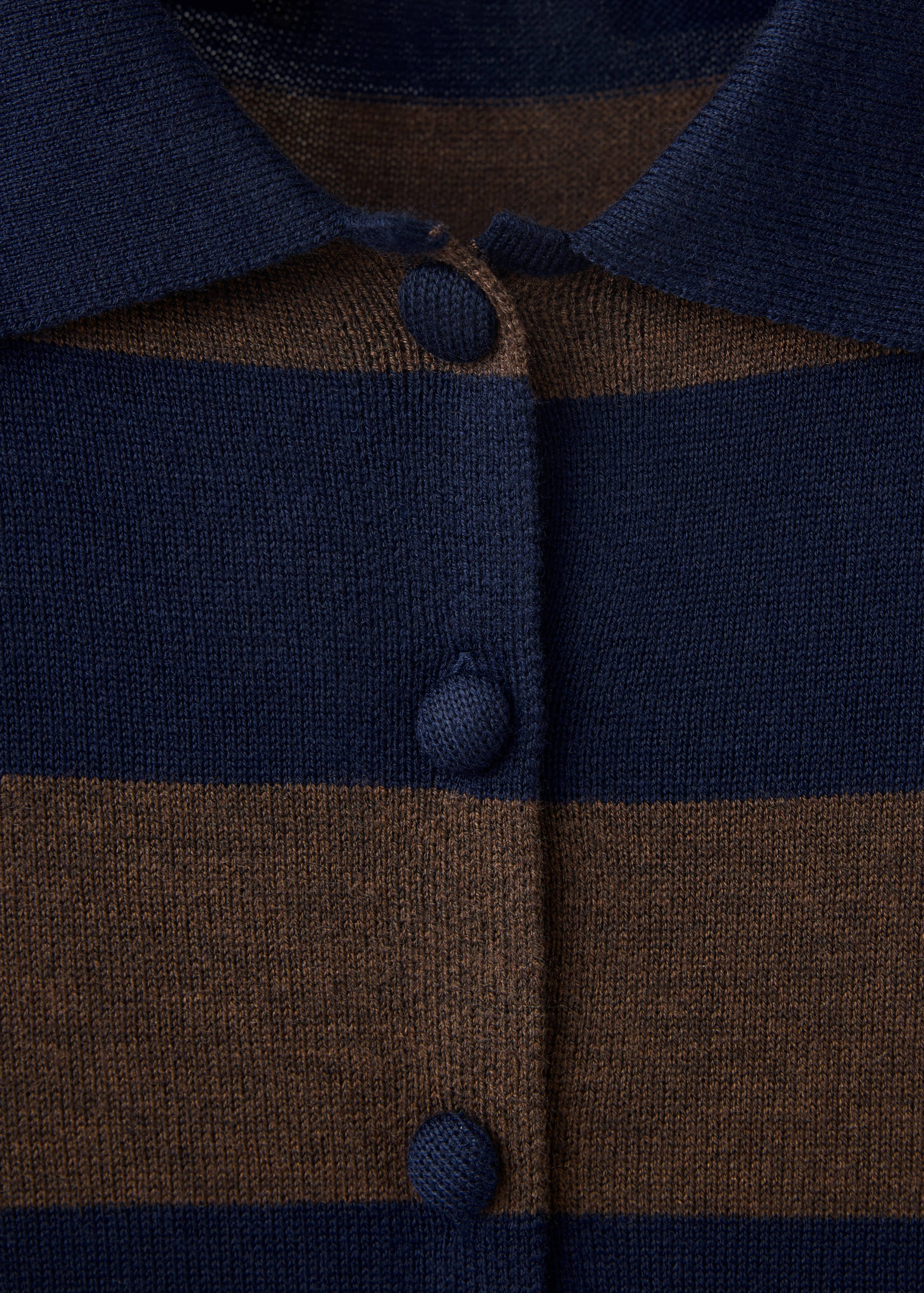 Cardigan with buttons and lapel collar - Details of the article 8