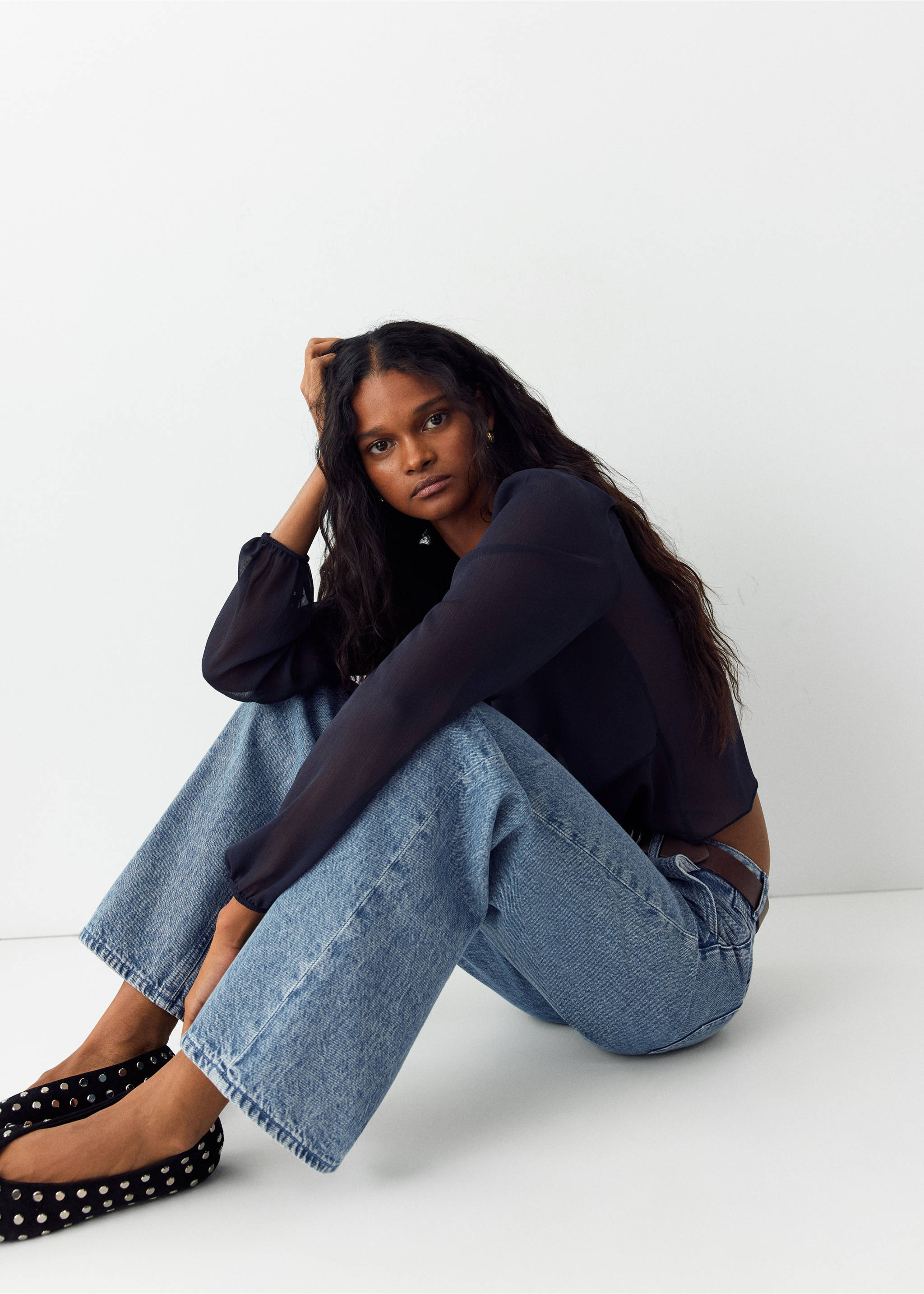Low-waisted straight-leg jeans - Details of the article 2, Medium Blue. Ref: 37025857-01.
